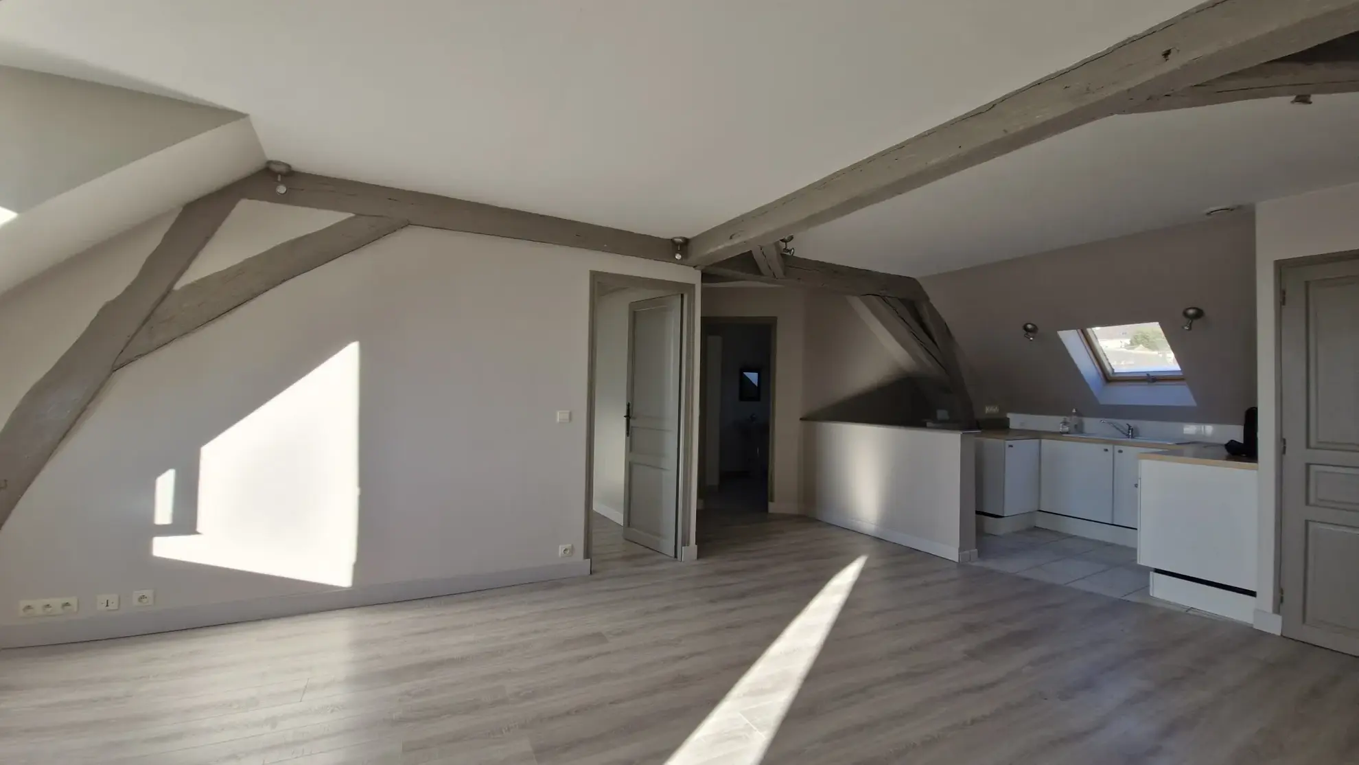 Appartement lumineux avec vue sur la rivière à Joigny - 2 pièces, parking, cave 