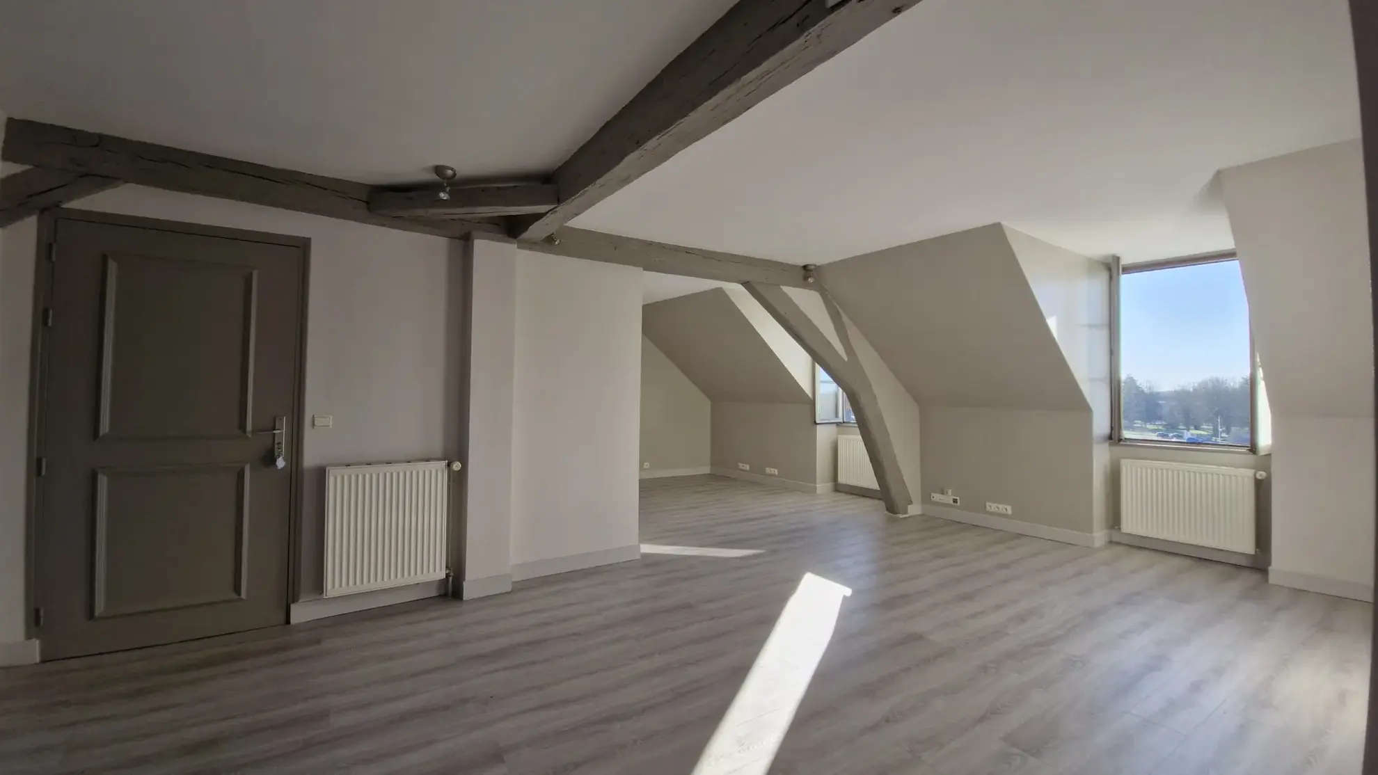 Appartement lumineux avec vue sur la rivière à Joigny - 2 pièces, parking, cave 