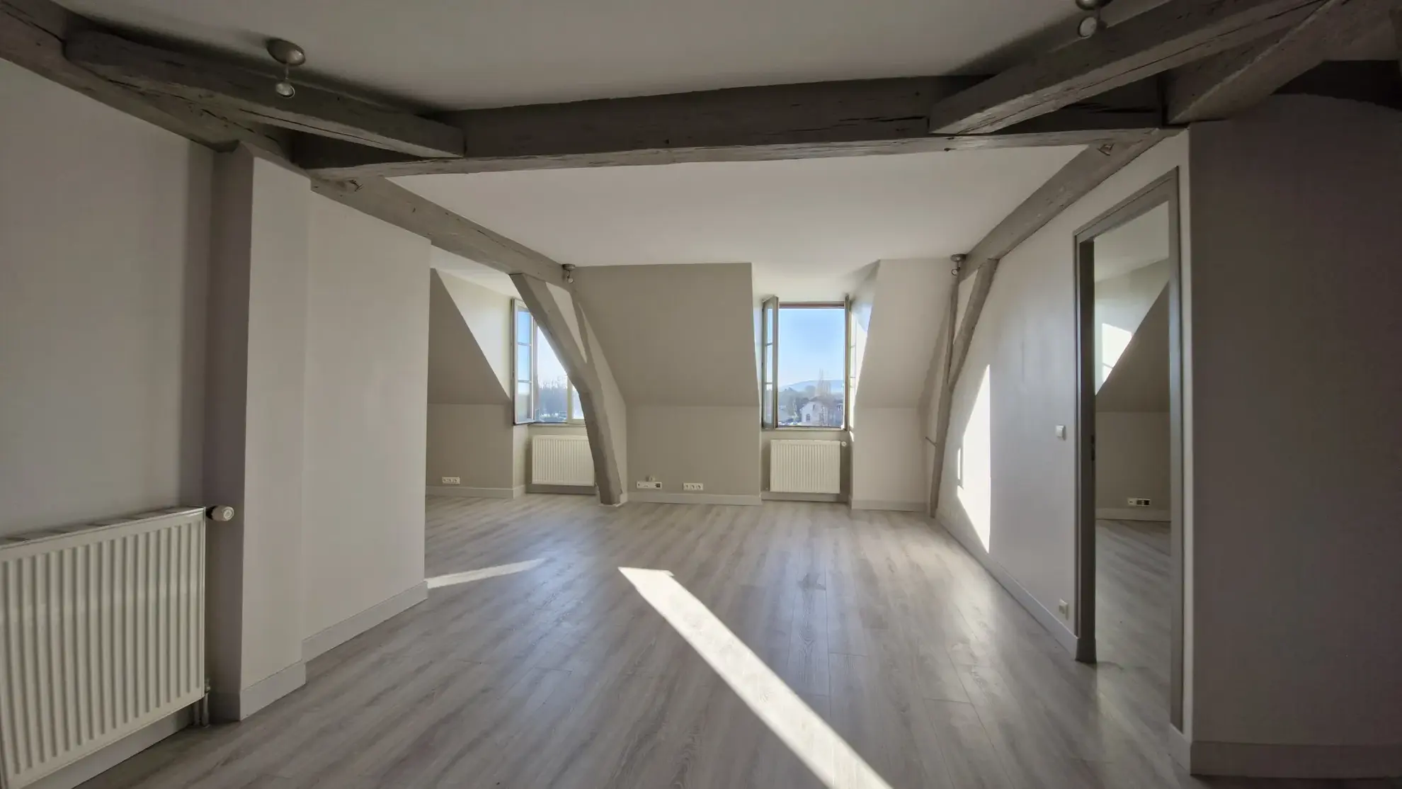 Appartement lumineux avec vue sur la rivière à Joigny - 2 pièces, parking, cave 