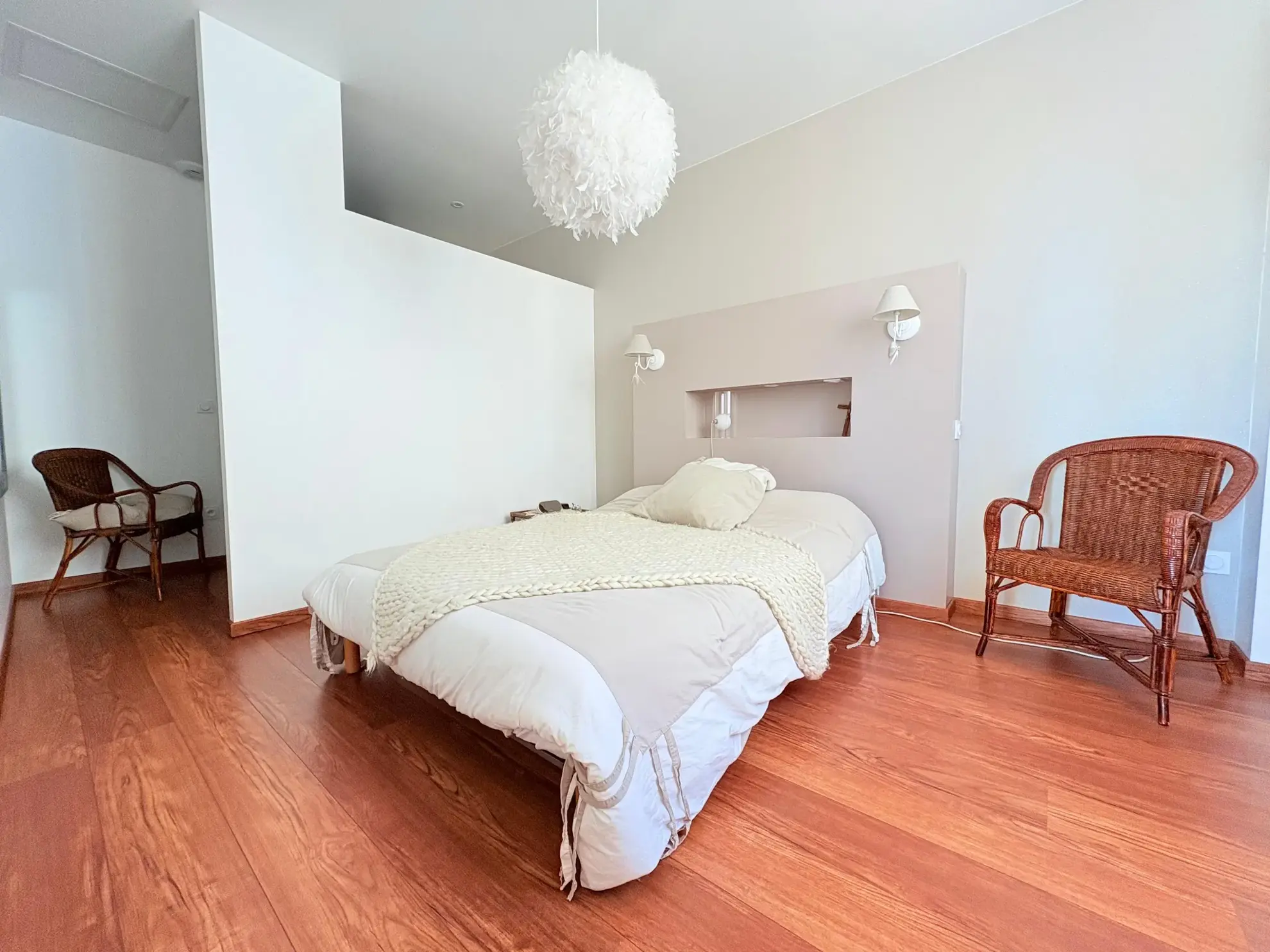 Maison de village récente avec garage au centre de Pollestres 