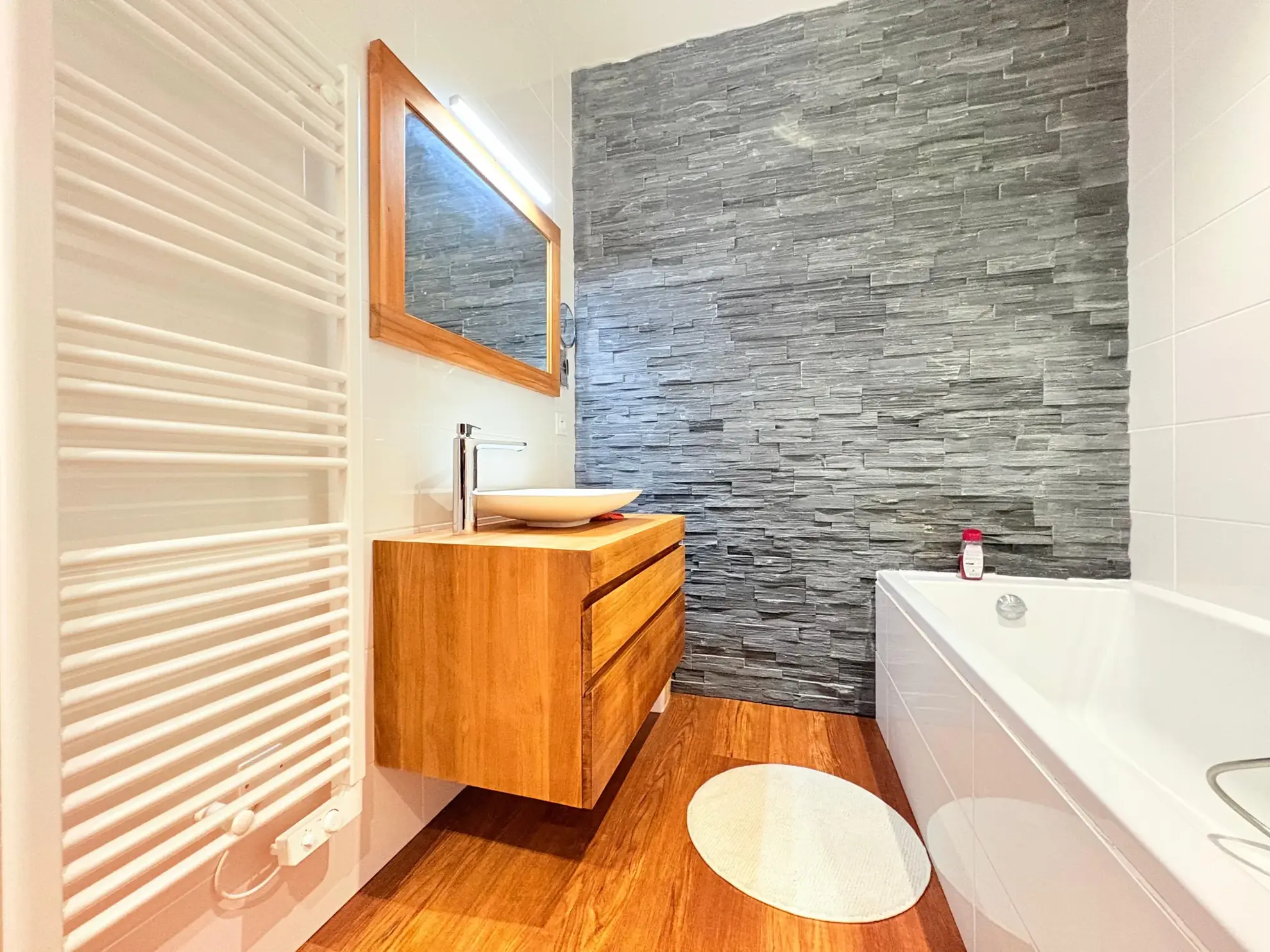 Maison de village récente avec garage au centre de Pollestres 