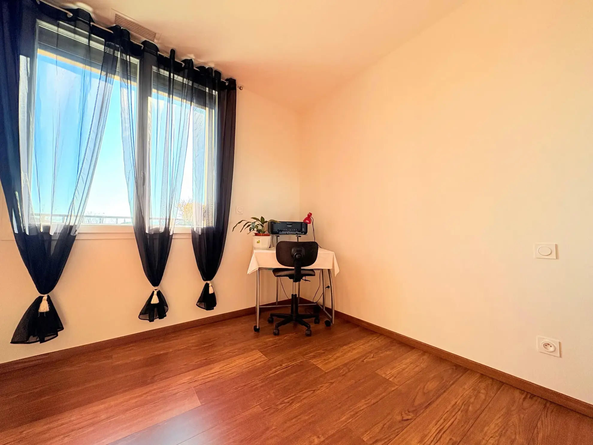 Maison de village récente avec garage au centre de Pollestres 