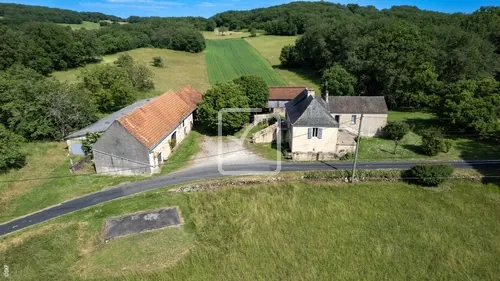 Ensemble immobilier en pierre avec terrain de 3,7ha en Bouriane, Lot