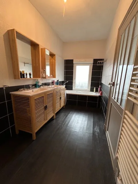 Immeuble de rapport à Marmande avec espace commercial et appartement 