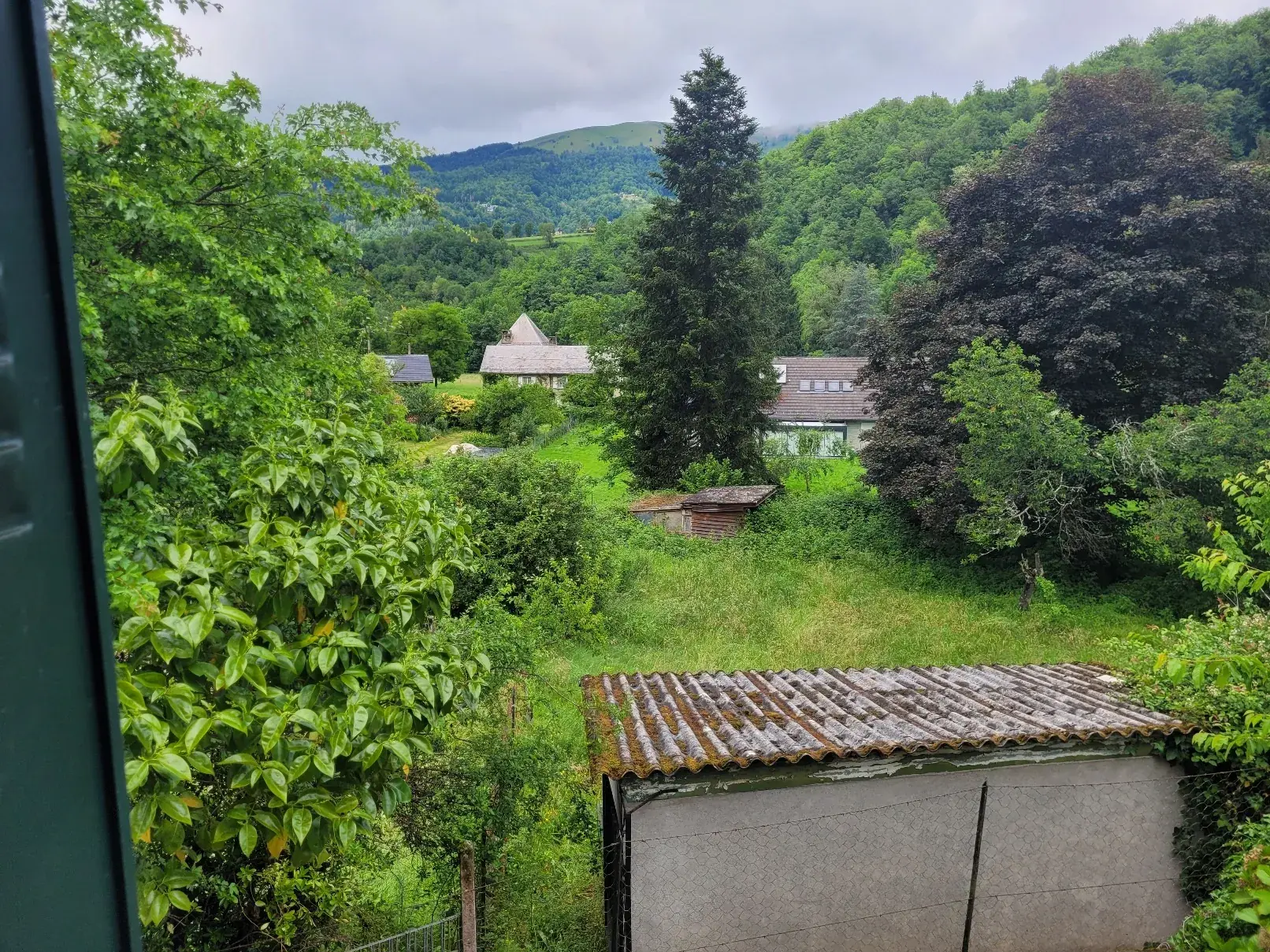 Maison de 84 m² à rénover avec terrain à Massat, vue montagne, proche commodités 