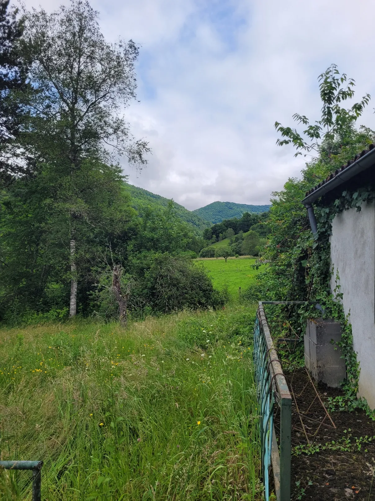 Maison de 84 m² à rénover avec terrain à Massat, vue montagne, proche commodités 