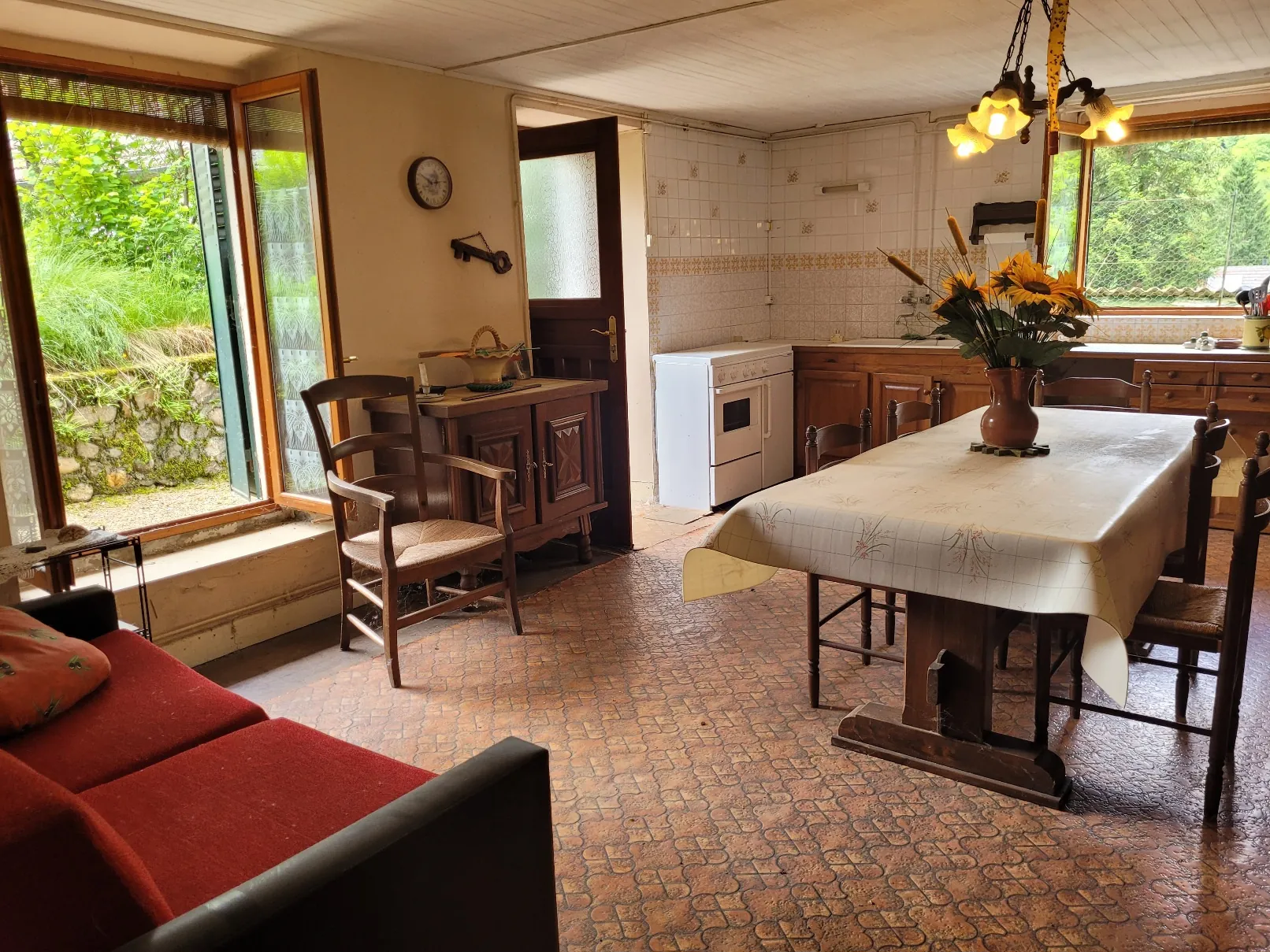 Maison de 84 m² à rénover avec terrain à Massat, vue montagne, proche commodités 