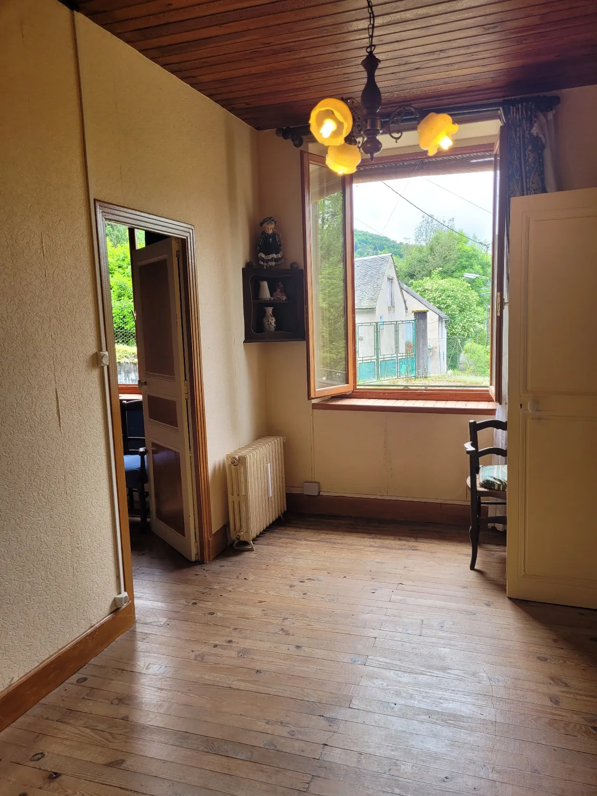 Maison de 84 m² à rénover avec terrain à Massat, vue montagne, proche commodités 