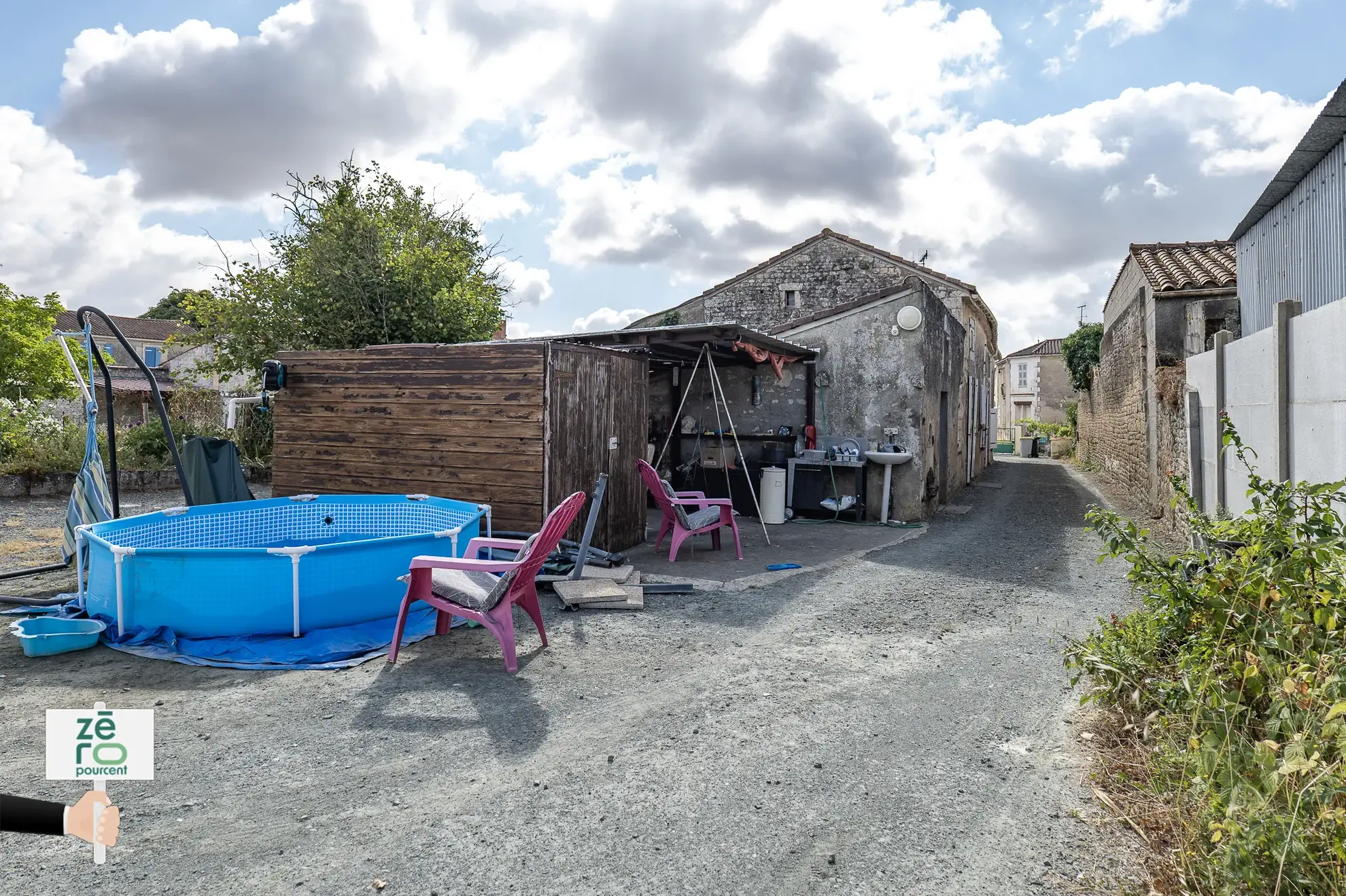 Longère en pierre à Nalliers avec potentiel d’investissement et d’aménagement 