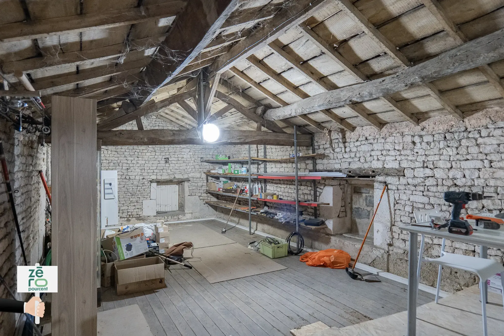 Longère en pierre à Nalliers avec potentiel d’investissement et d’aménagement 