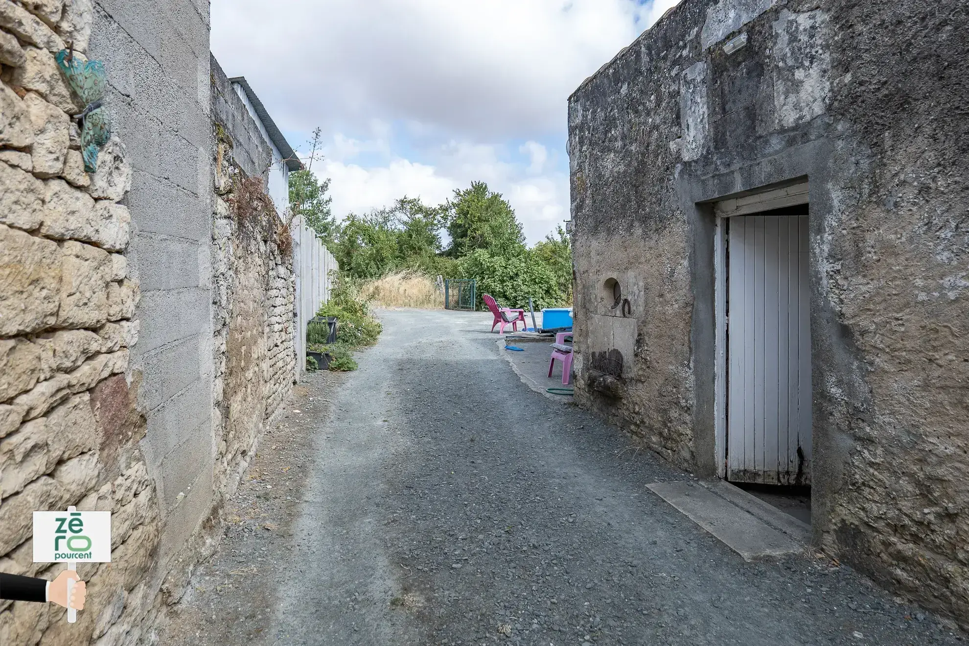 Longère en pierre à Nalliers avec potentiel d’investissement et d’aménagement 