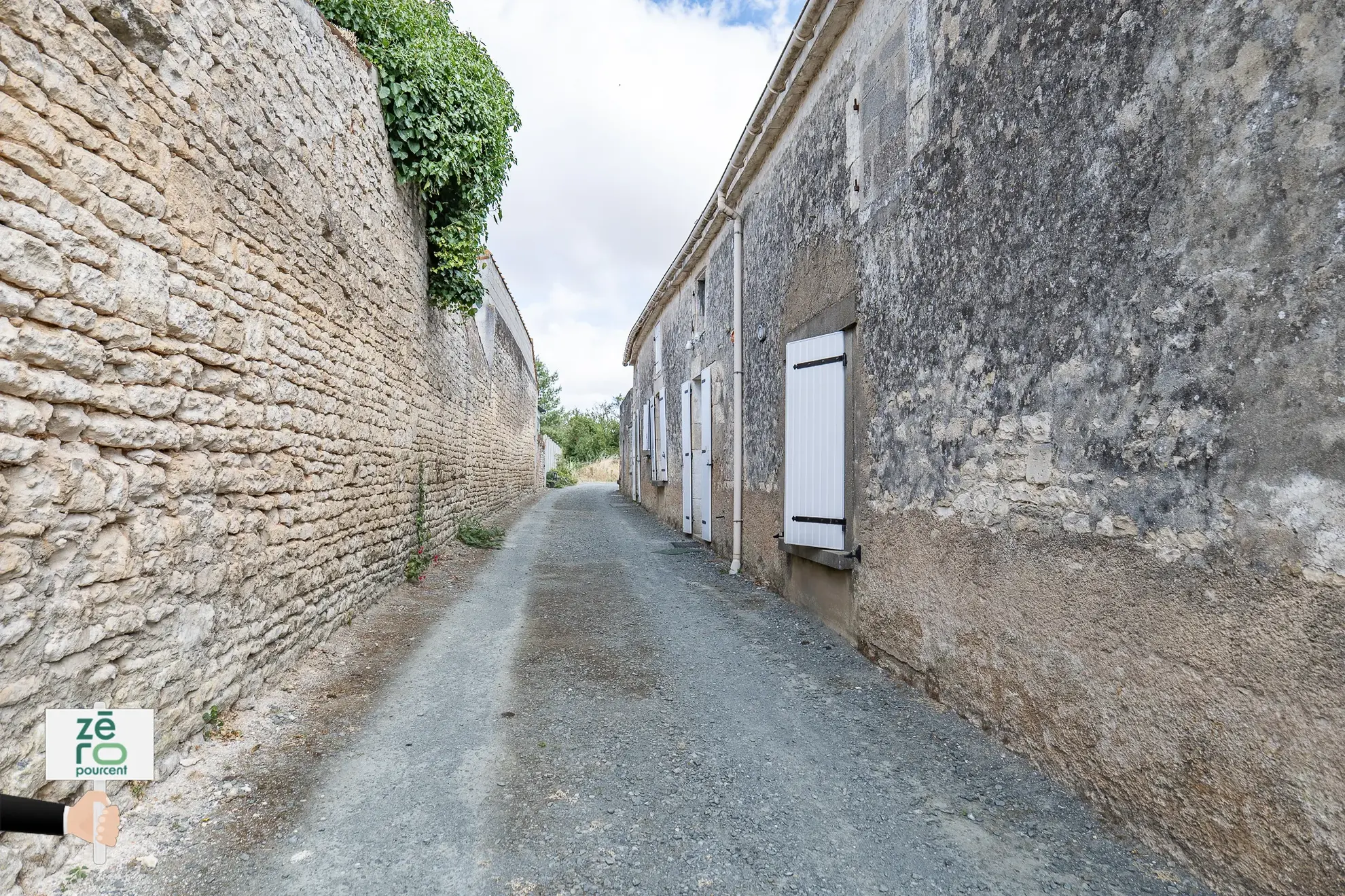 Longère en pierre à Nalliers avec potentiel d’investissement et d’aménagement 