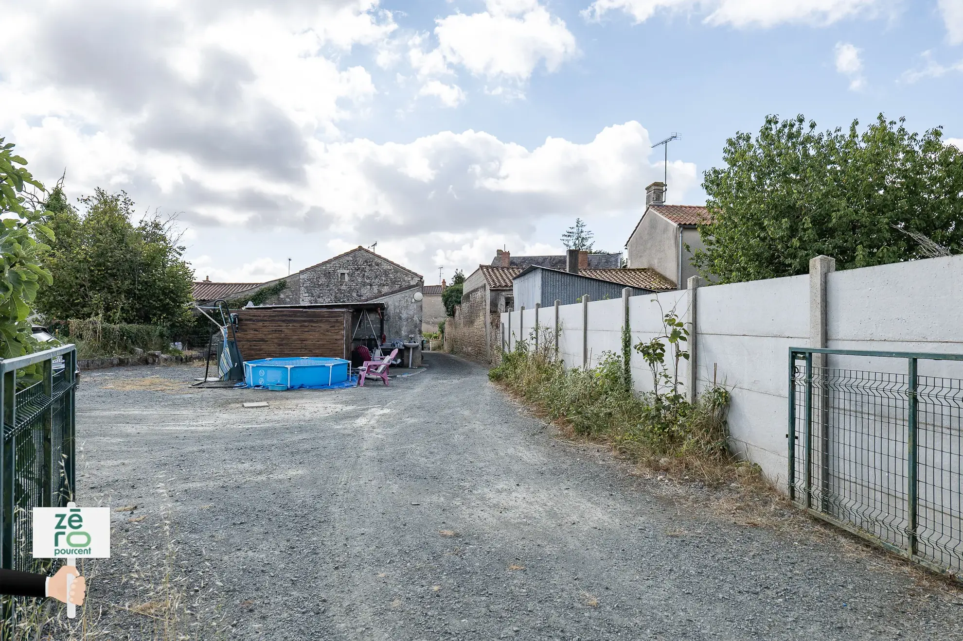 Longère en pierre à Nalliers avec potentiel d’investissement et d’aménagement 