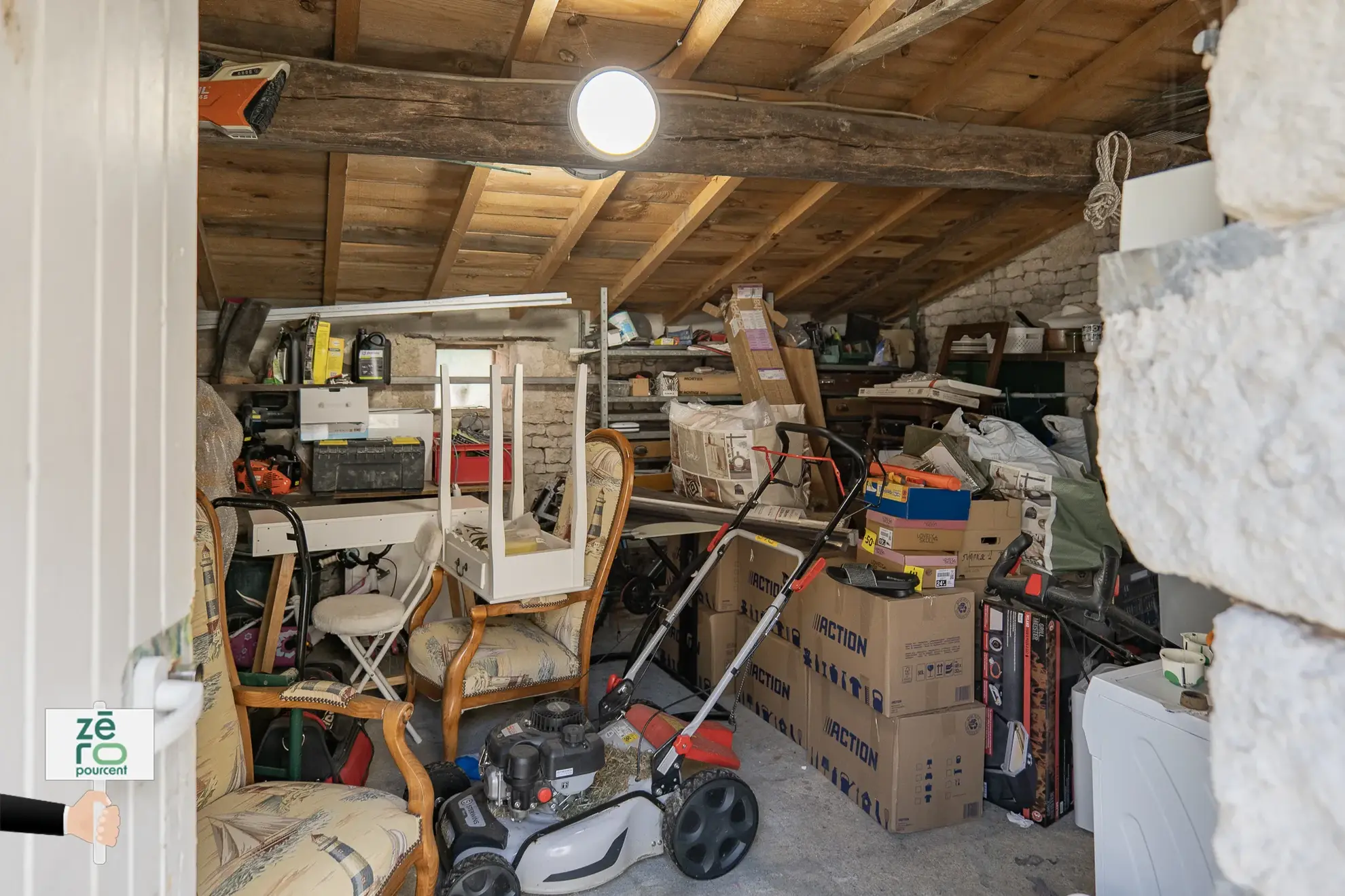 Longère en pierre à Nalliers avec potentiel d’investissement et d’aménagement 