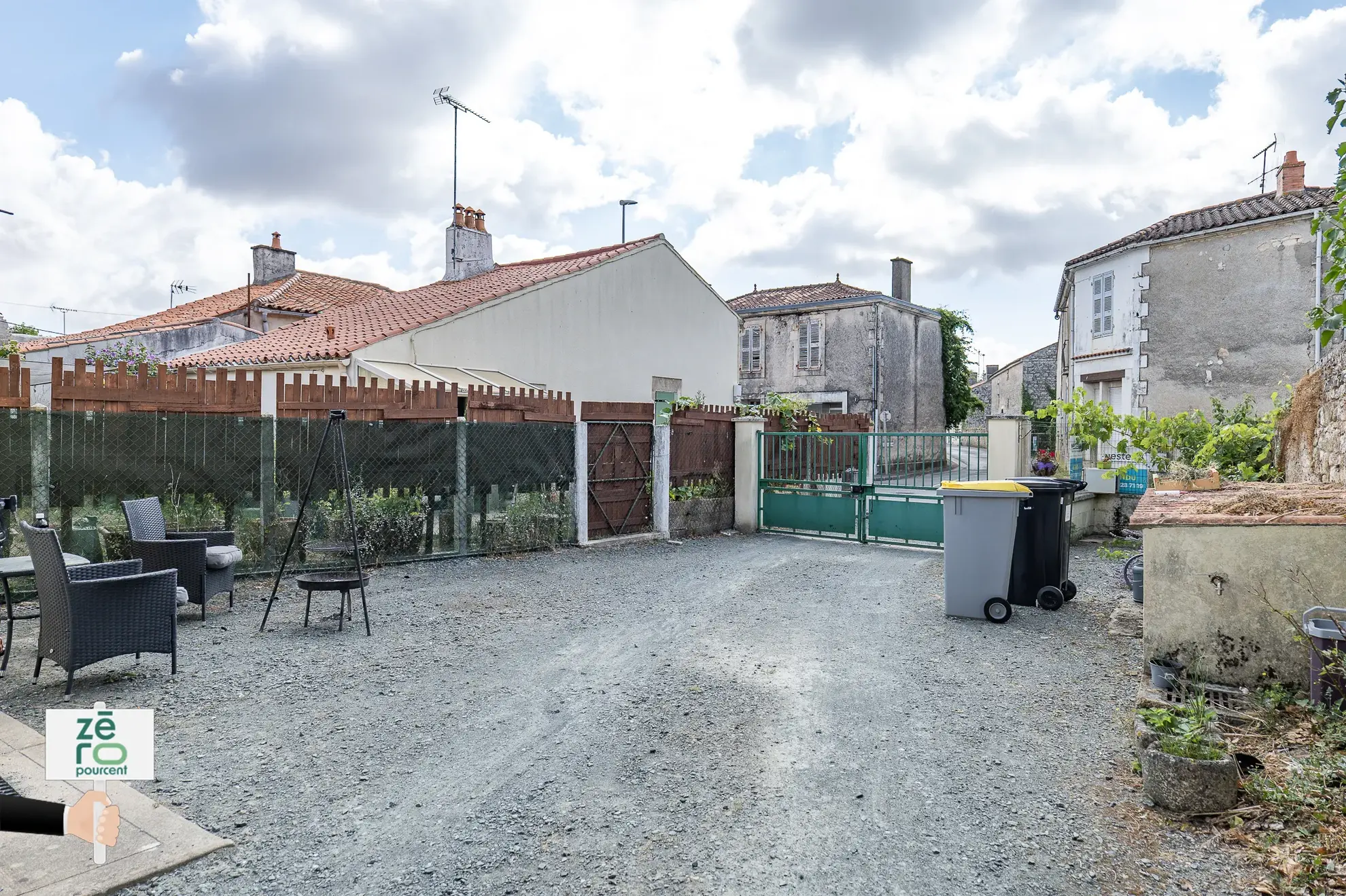 Longère en pierre à Nalliers avec potentiel d’investissement et d’aménagement 