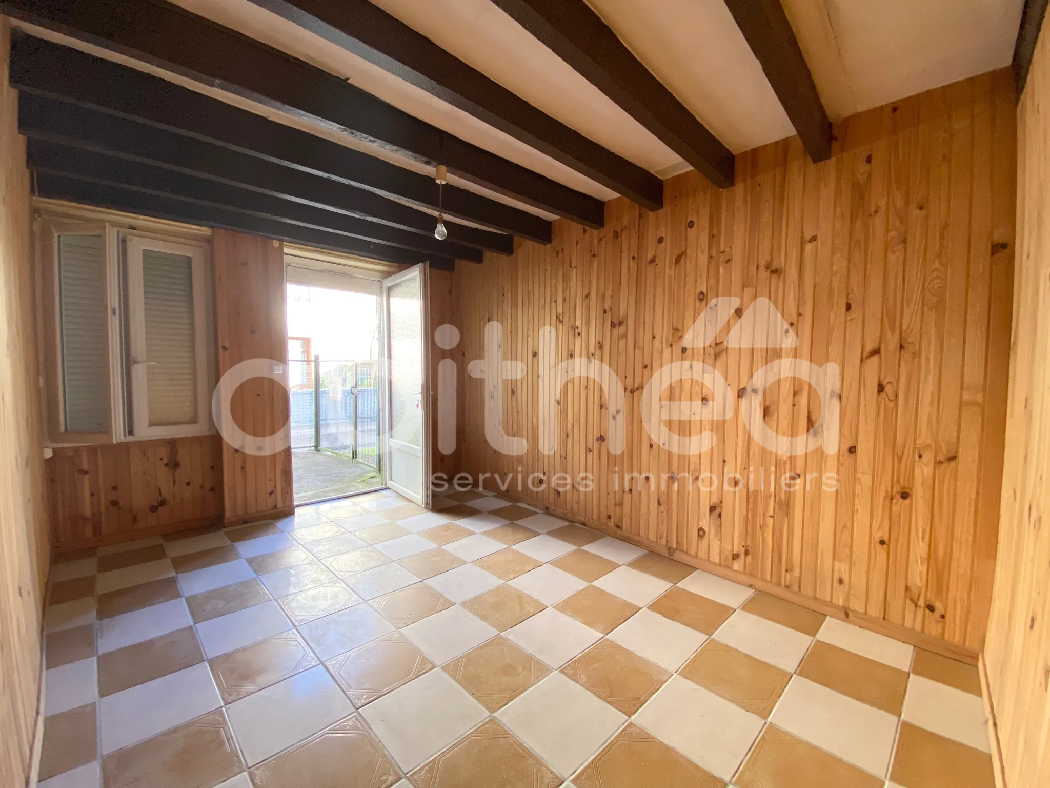 Maison mitoyenne de 47 m² à Aigre - Opportunité à rénover 