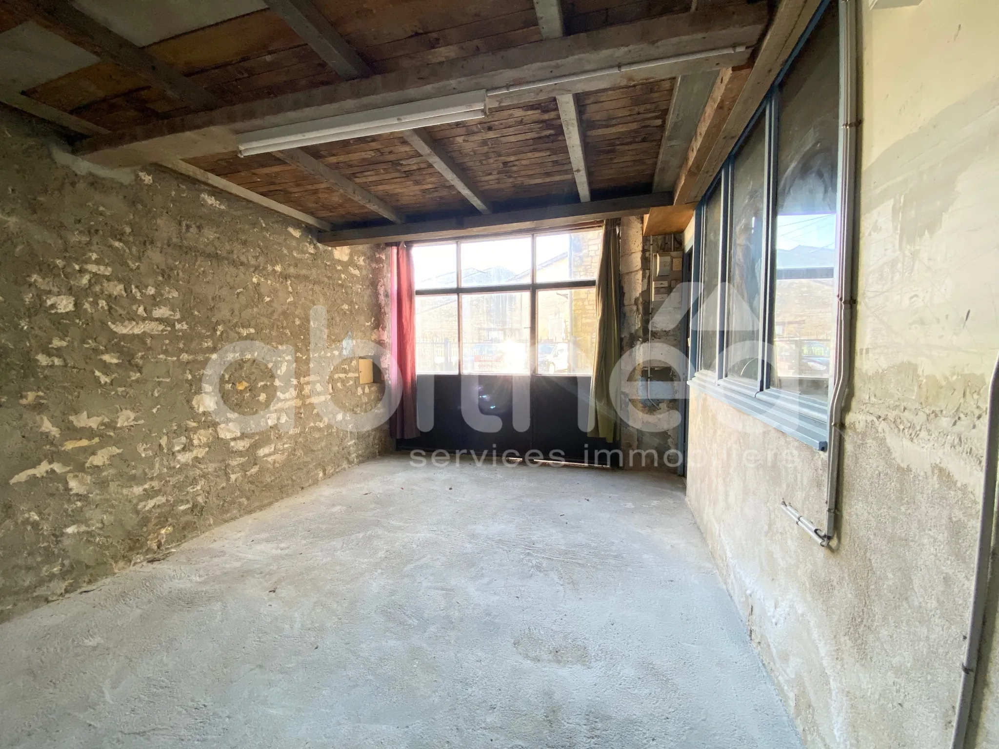 Maison mitoyenne de 47 m² à Aigre - Opportunité à rénover 