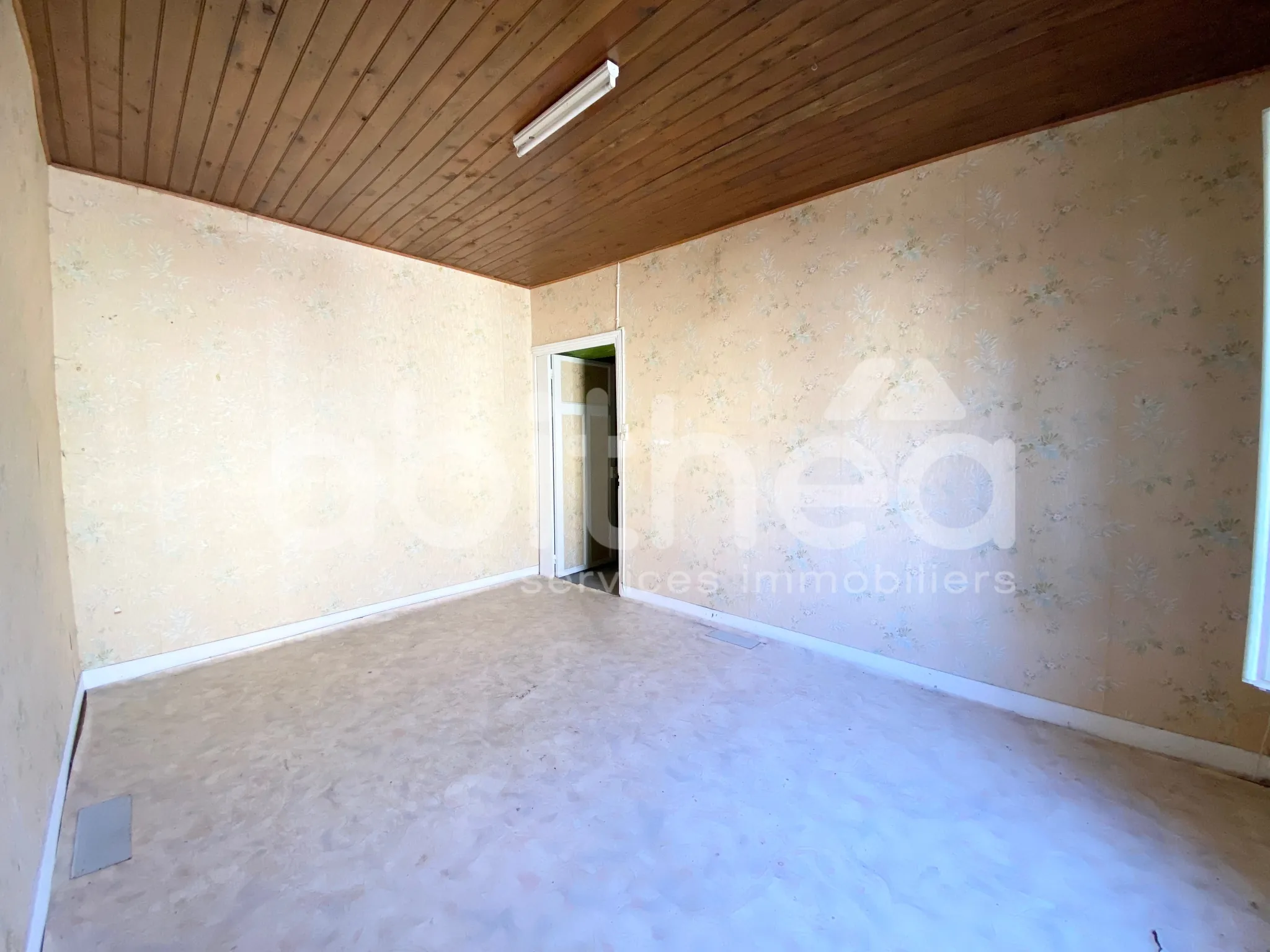 Maison mitoyenne de 47 m² à Aigre - Opportunité à rénover 