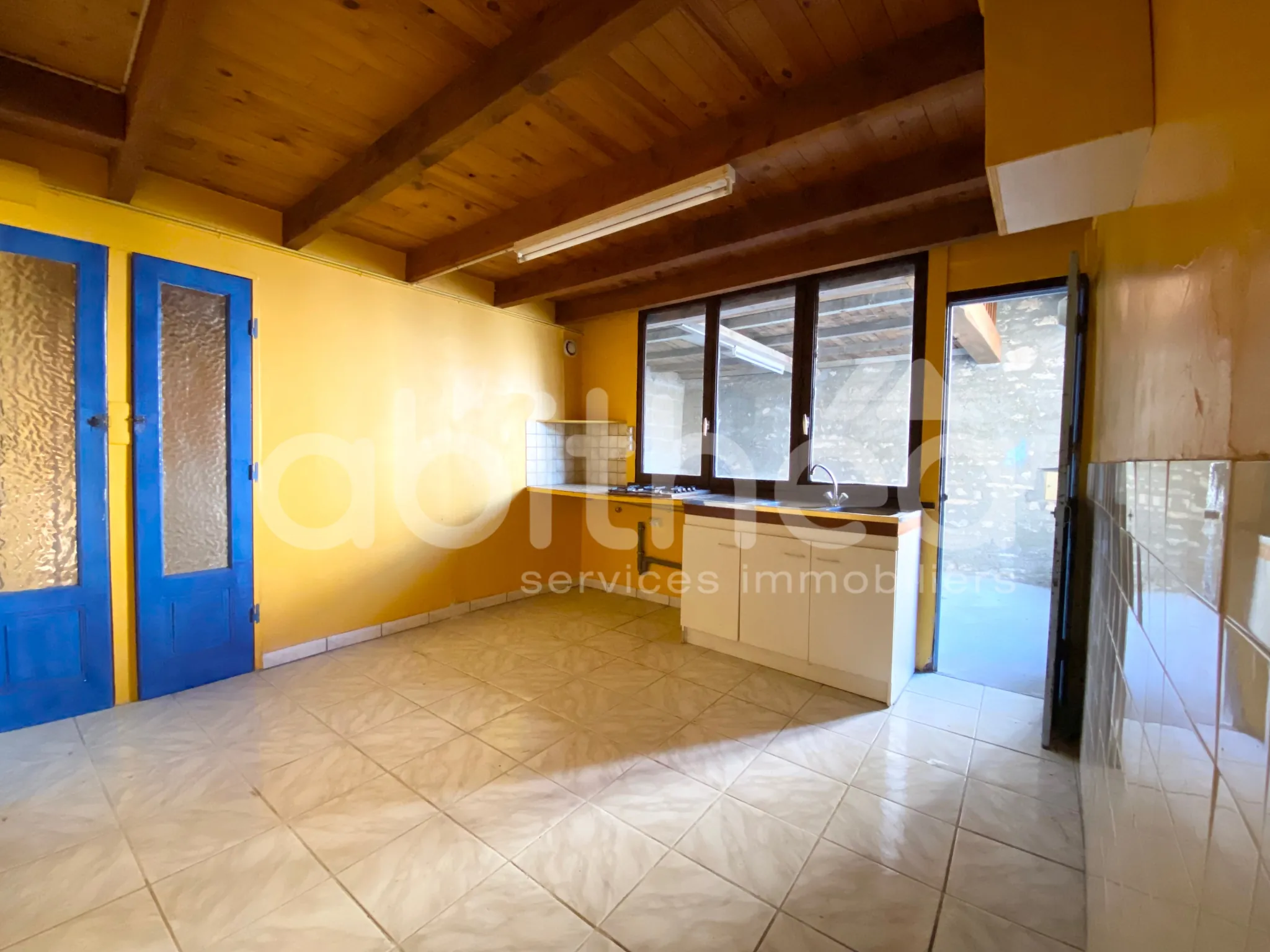 Maison mitoyenne de 47 m² à Aigre - Opportunité à rénover 