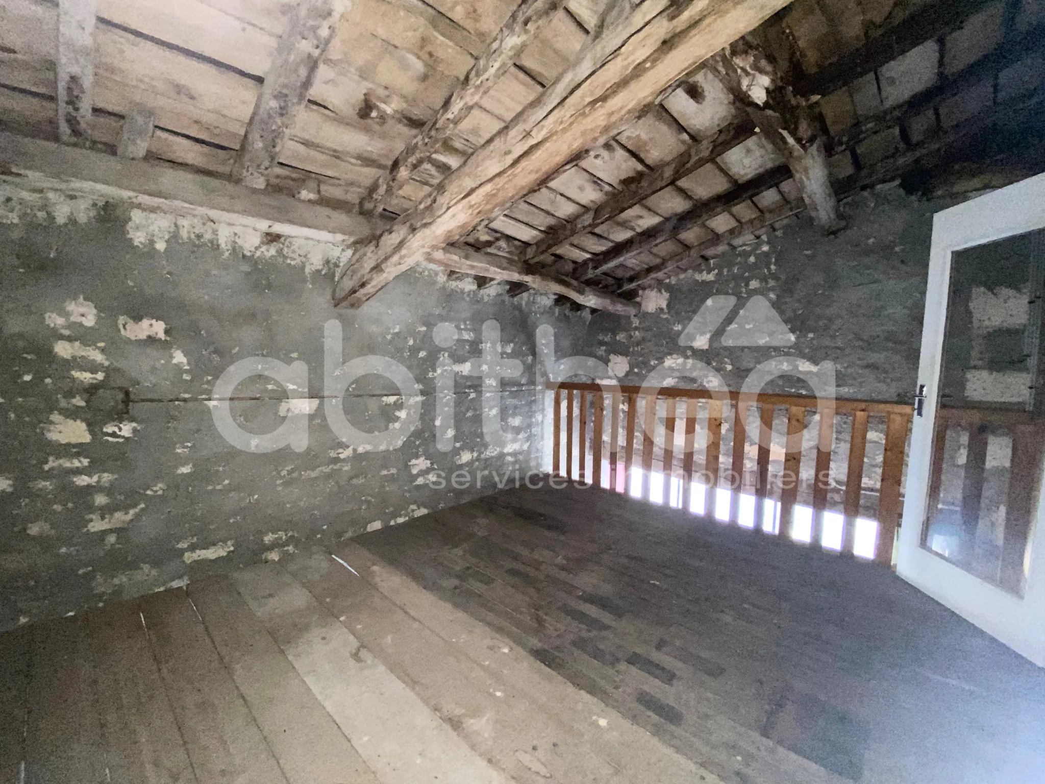 Maison mitoyenne de 47 m² à Aigre - Opportunité à rénover 