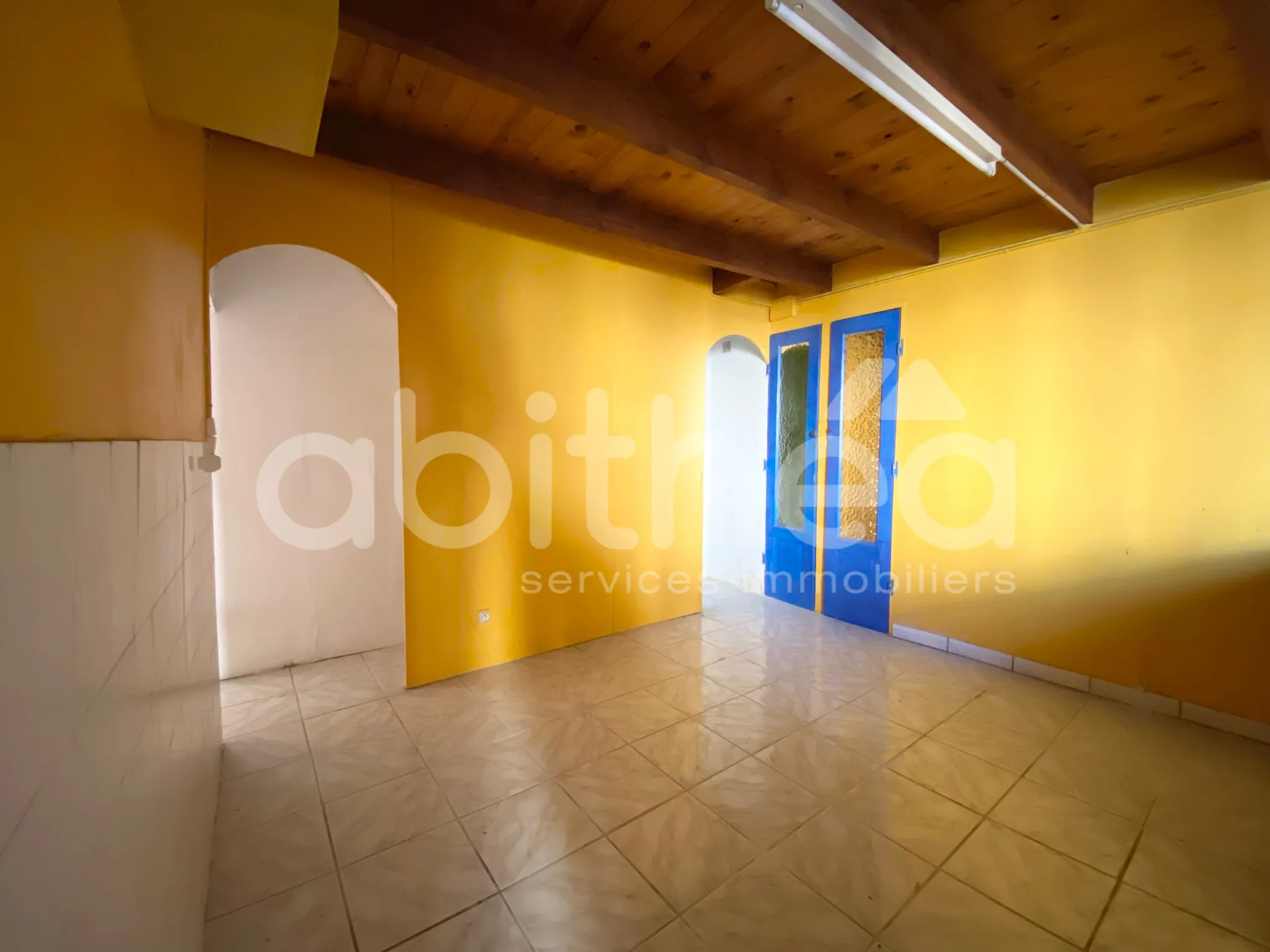 Maison mitoyenne de 47 m² à Aigre - Opportunité à rénover 