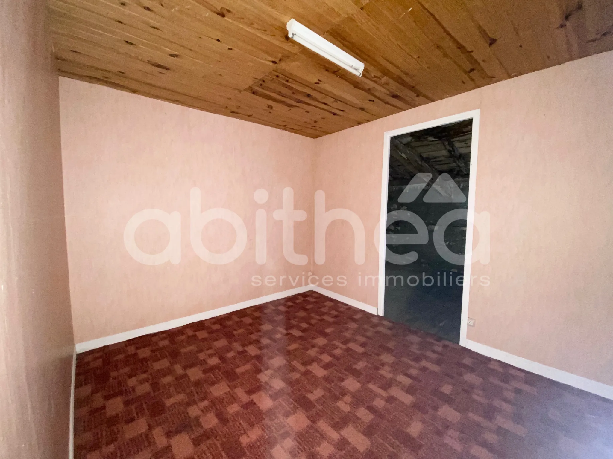 Maison mitoyenne de 47 m² à Aigre - Opportunité à rénover 