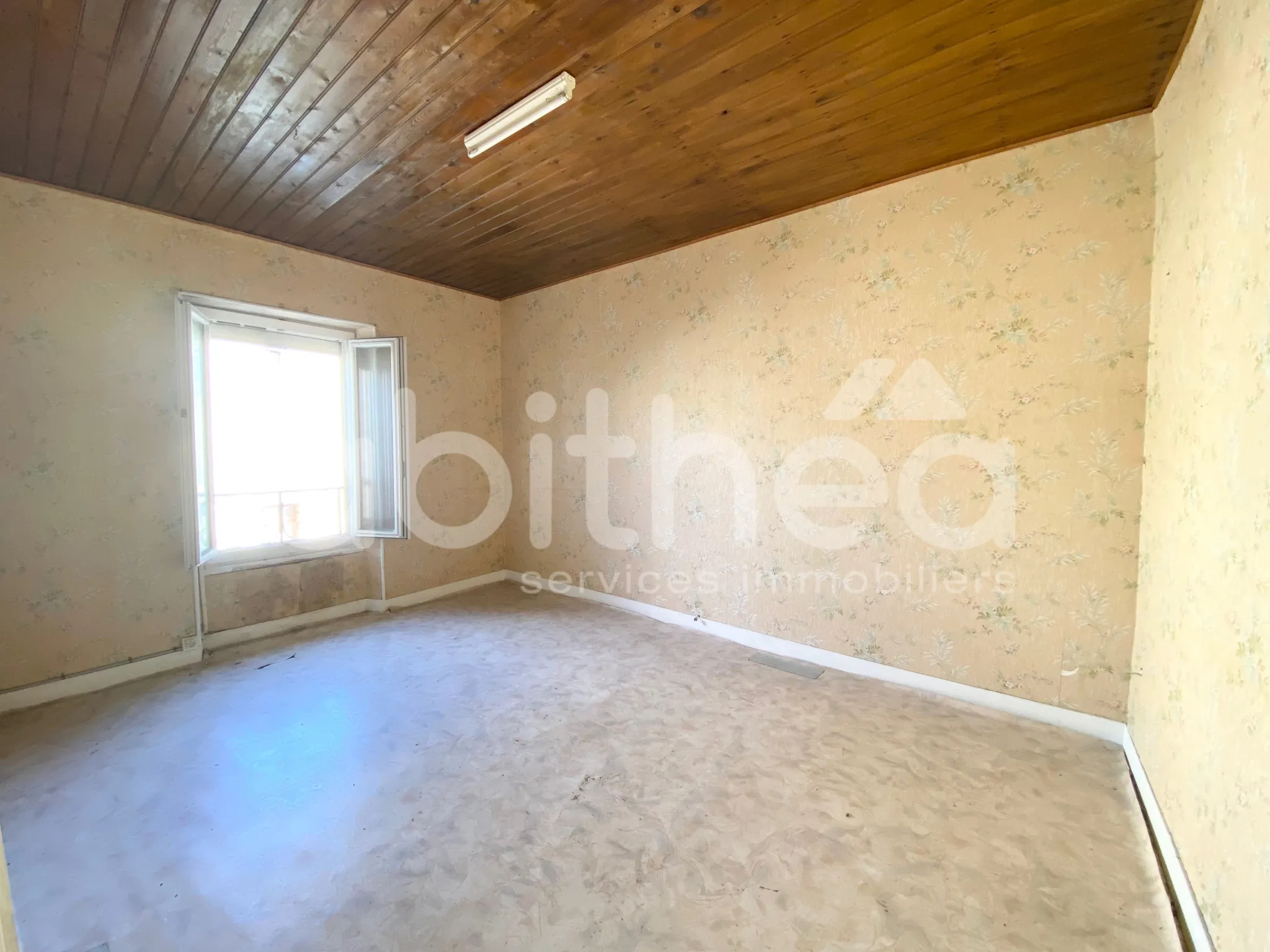 Maison mitoyenne de 47 m² à Aigre - Opportunité à rénover 