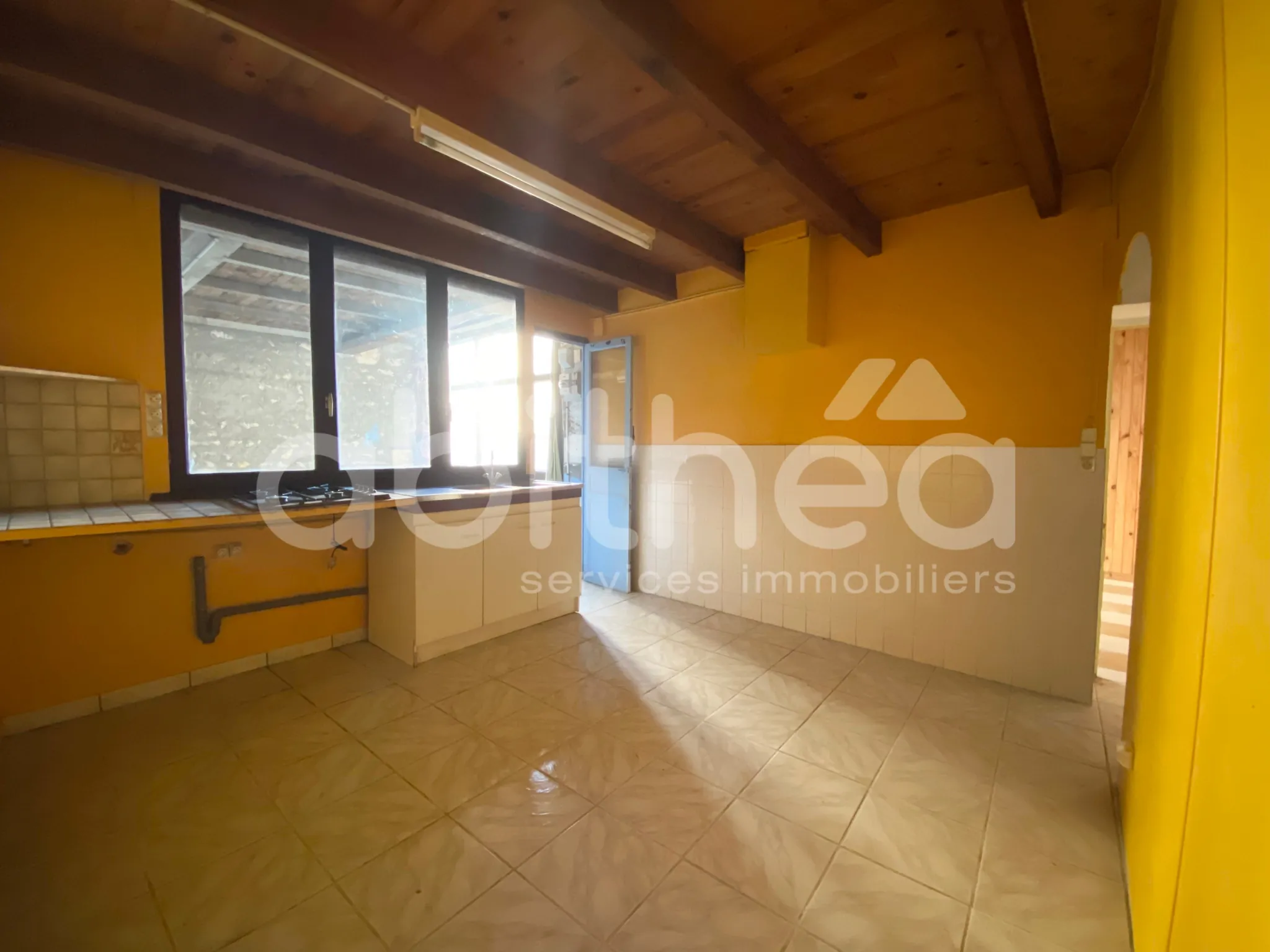 Maison mitoyenne de 47 m² à Aigre - Opportunité à rénover 