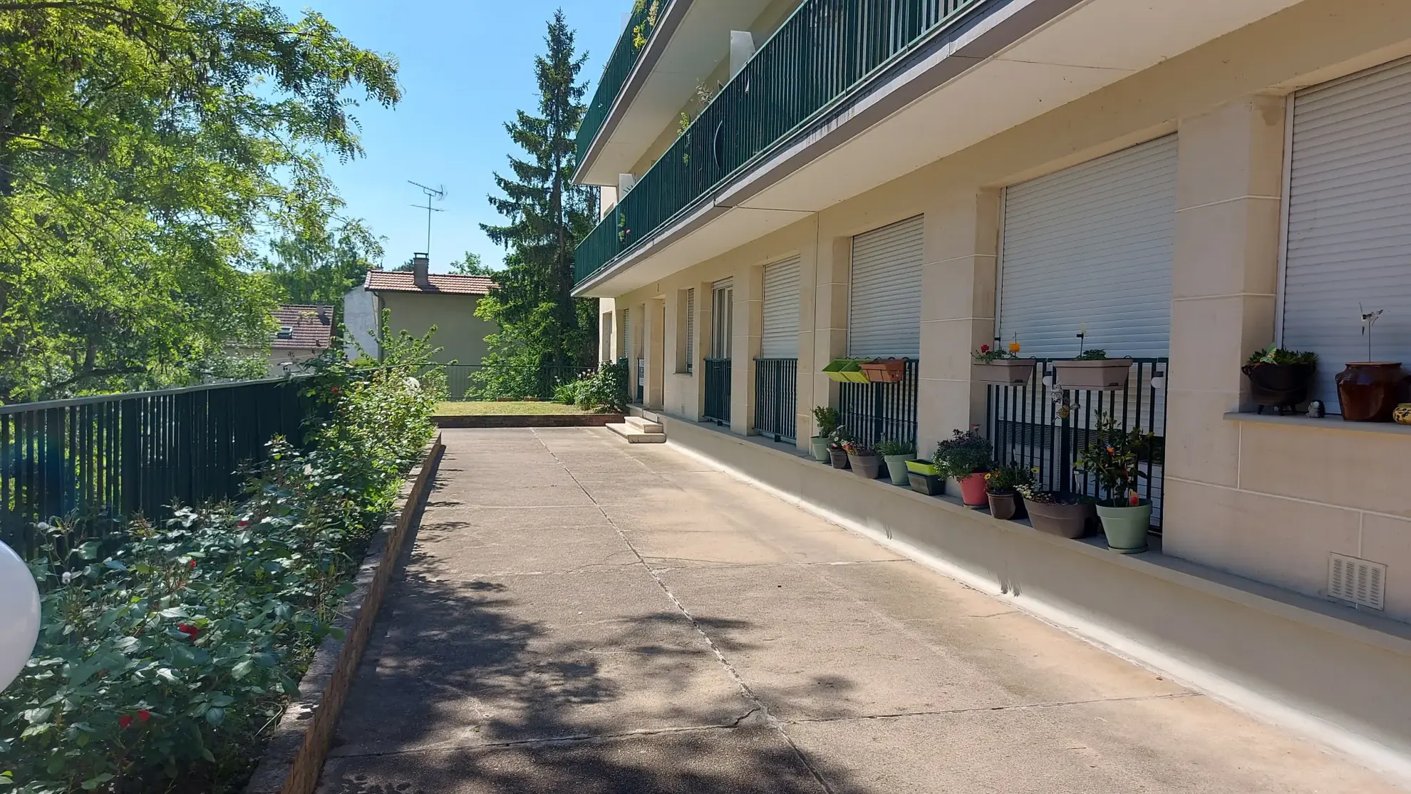 Grand studio loué à Port-Marly — Investissement rentable avec cave et box 