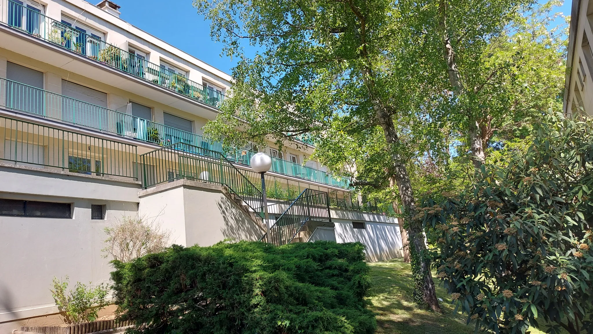 Grand studio loué à Port-Marly — Investissement rentable avec cave et box 