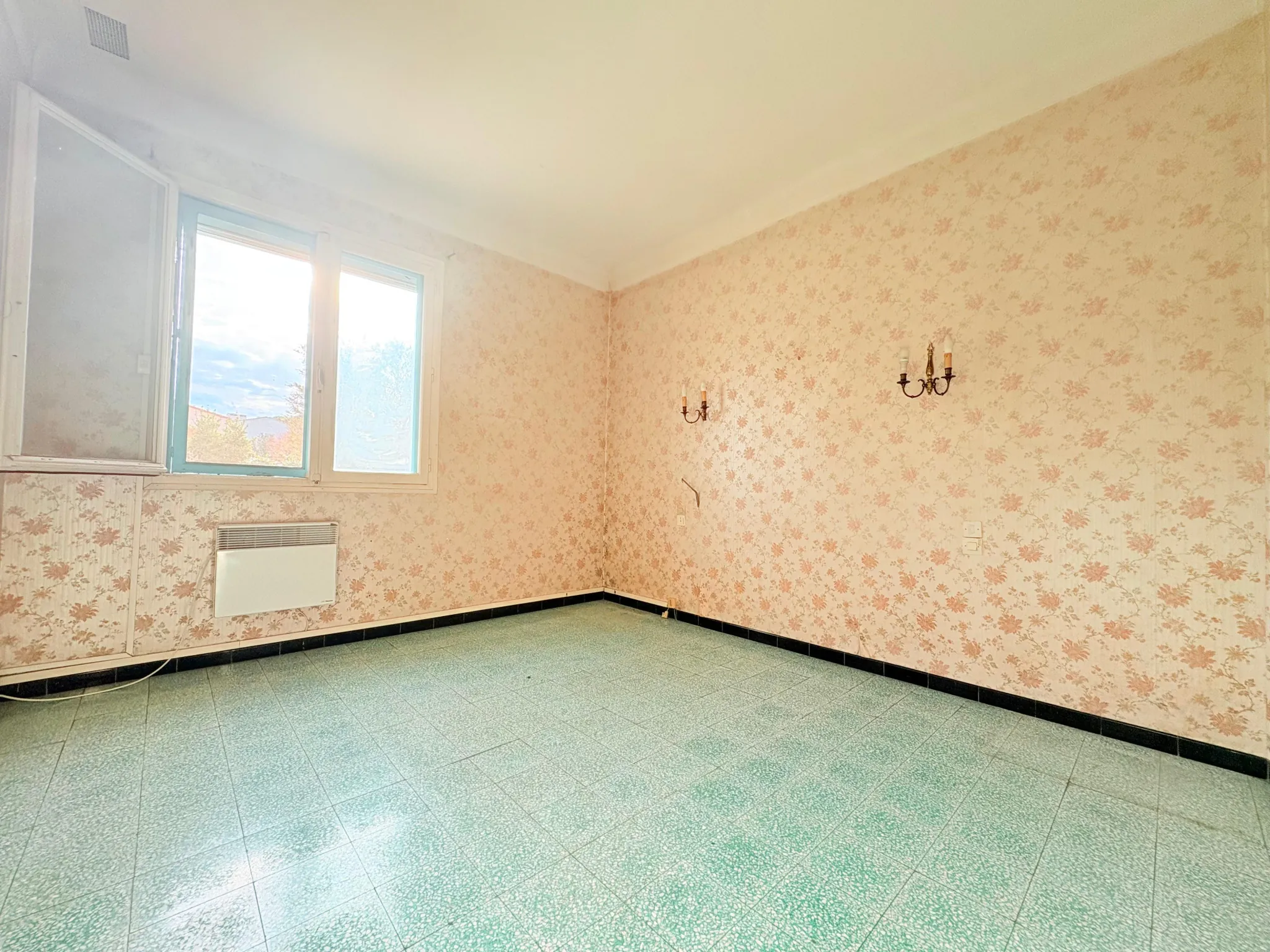 Maison de plain-pied à Thuir avec 4 chambres, garage et terrain de 670 m² 