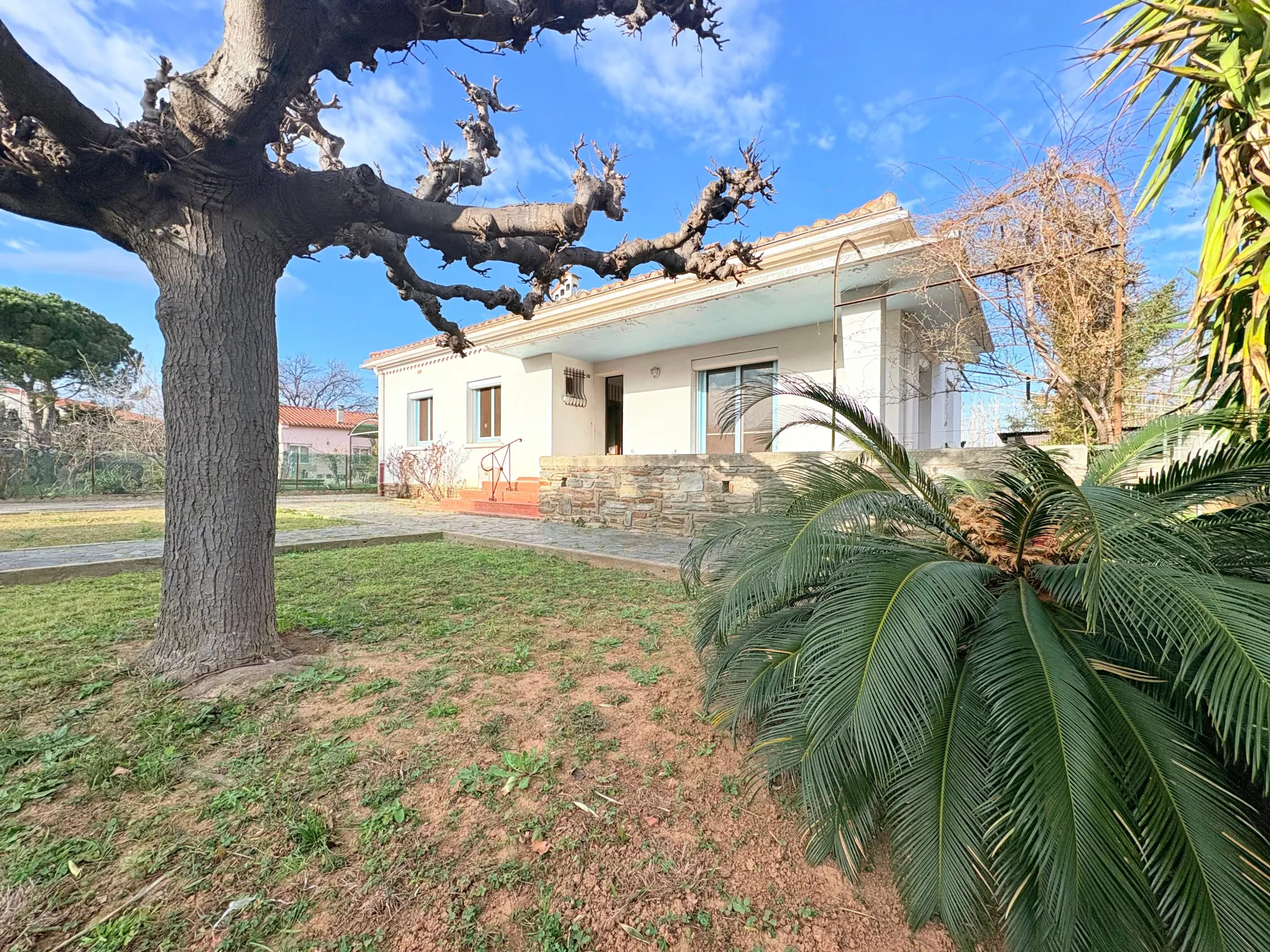 Maison de plain-pied à Thuir avec 4 chambres, garage et terrain de 670 m² 