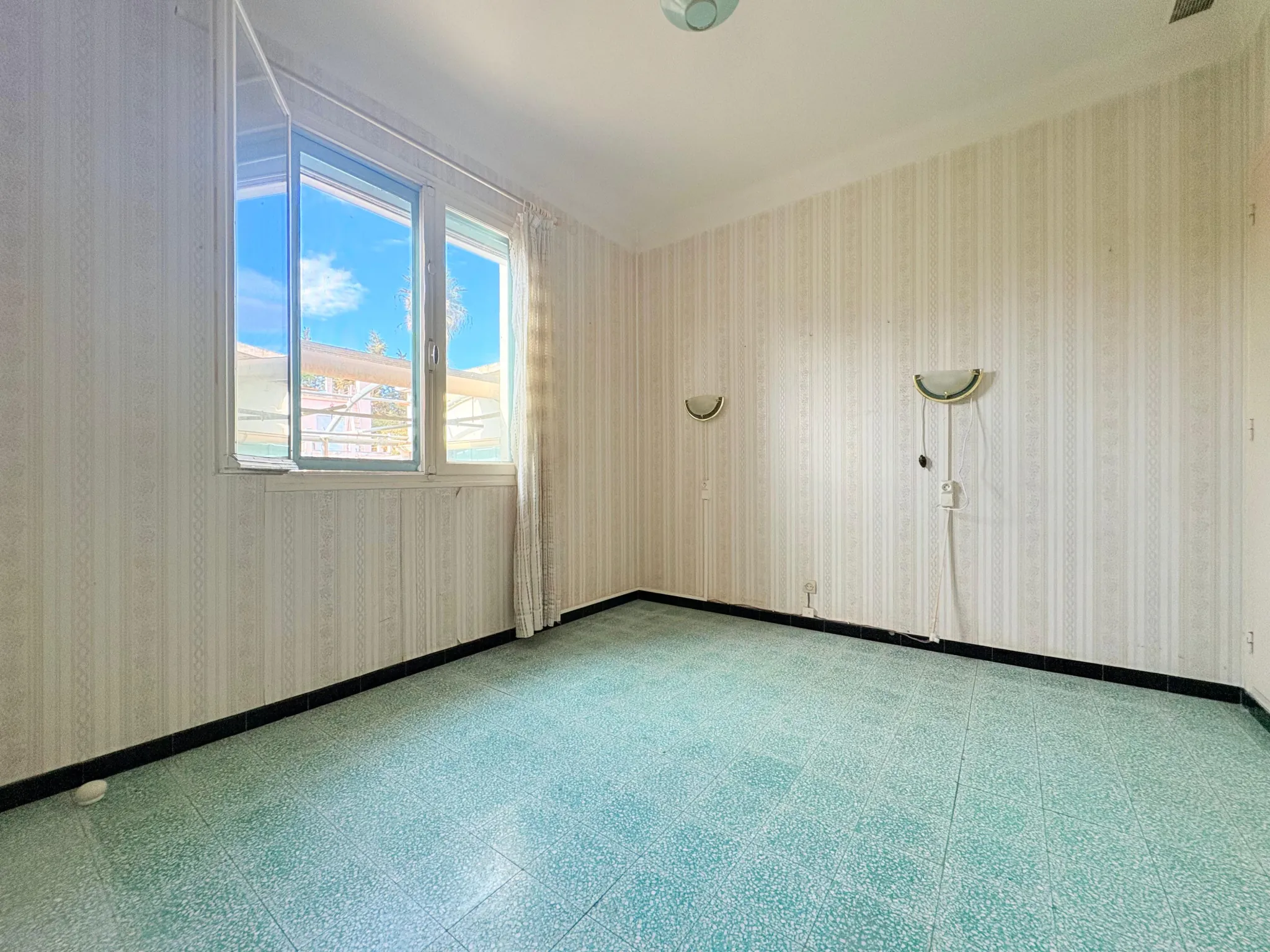 Maison de plain-pied à Thuir avec 4 chambres, garage et terrain de 670 m² 