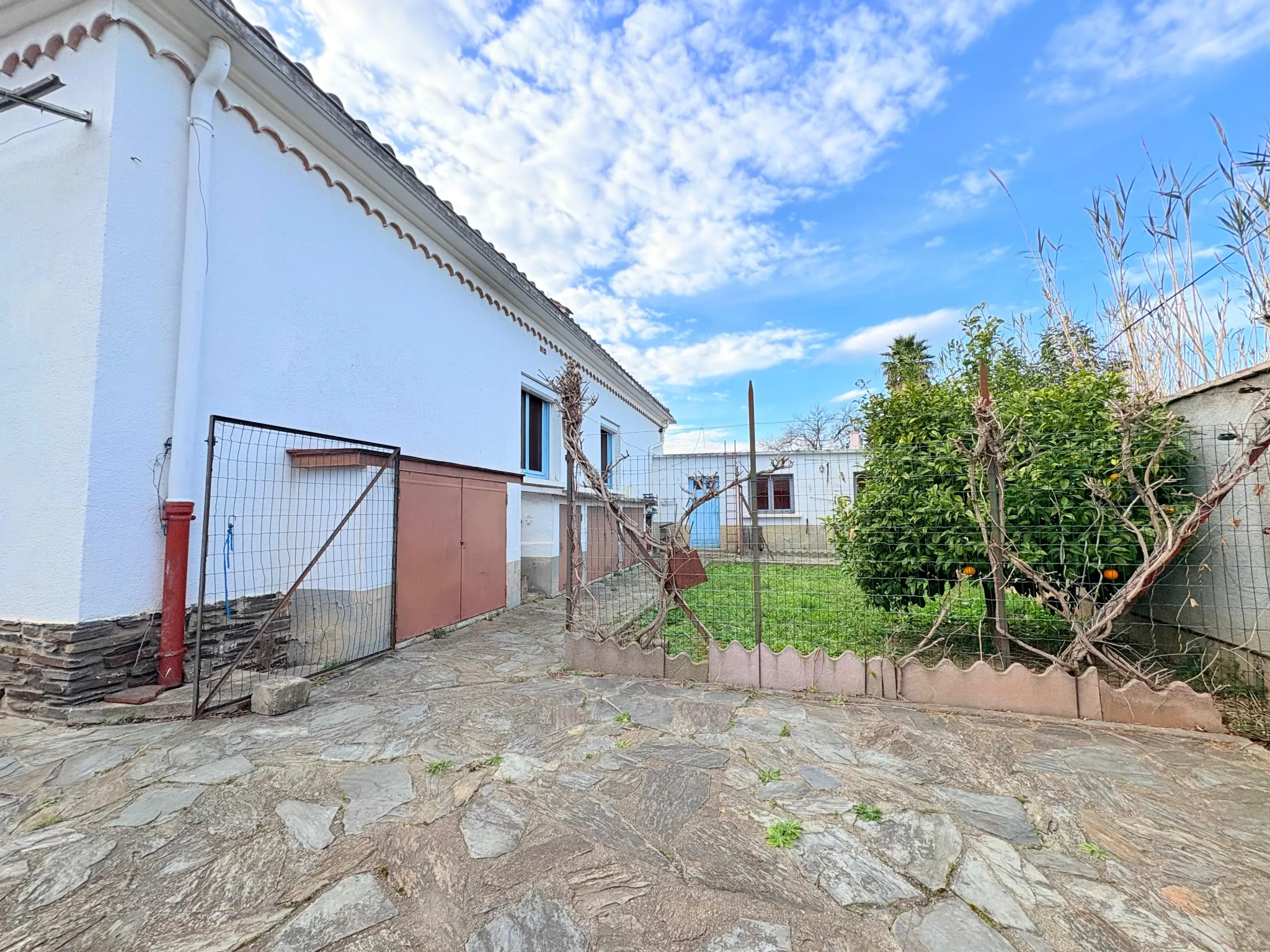 Maison de plain-pied à Thuir avec 4 chambres, garage et terrain de 670 m² 