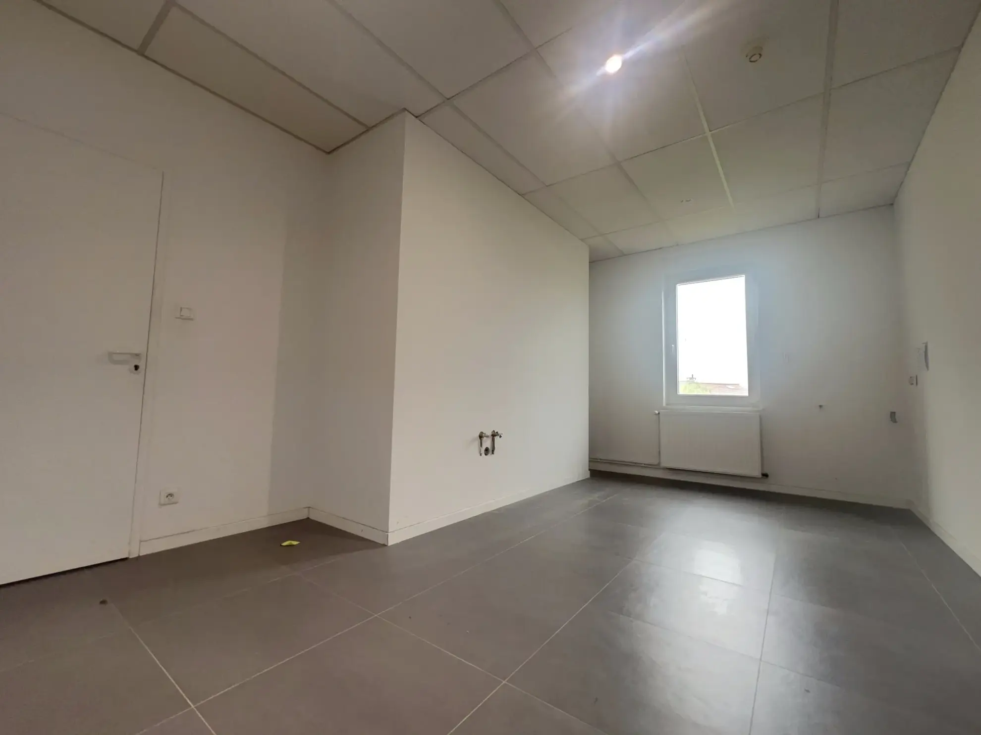 Local commercial avec appartement à Fameck, 73 m², grand vitrine et jardin privé 