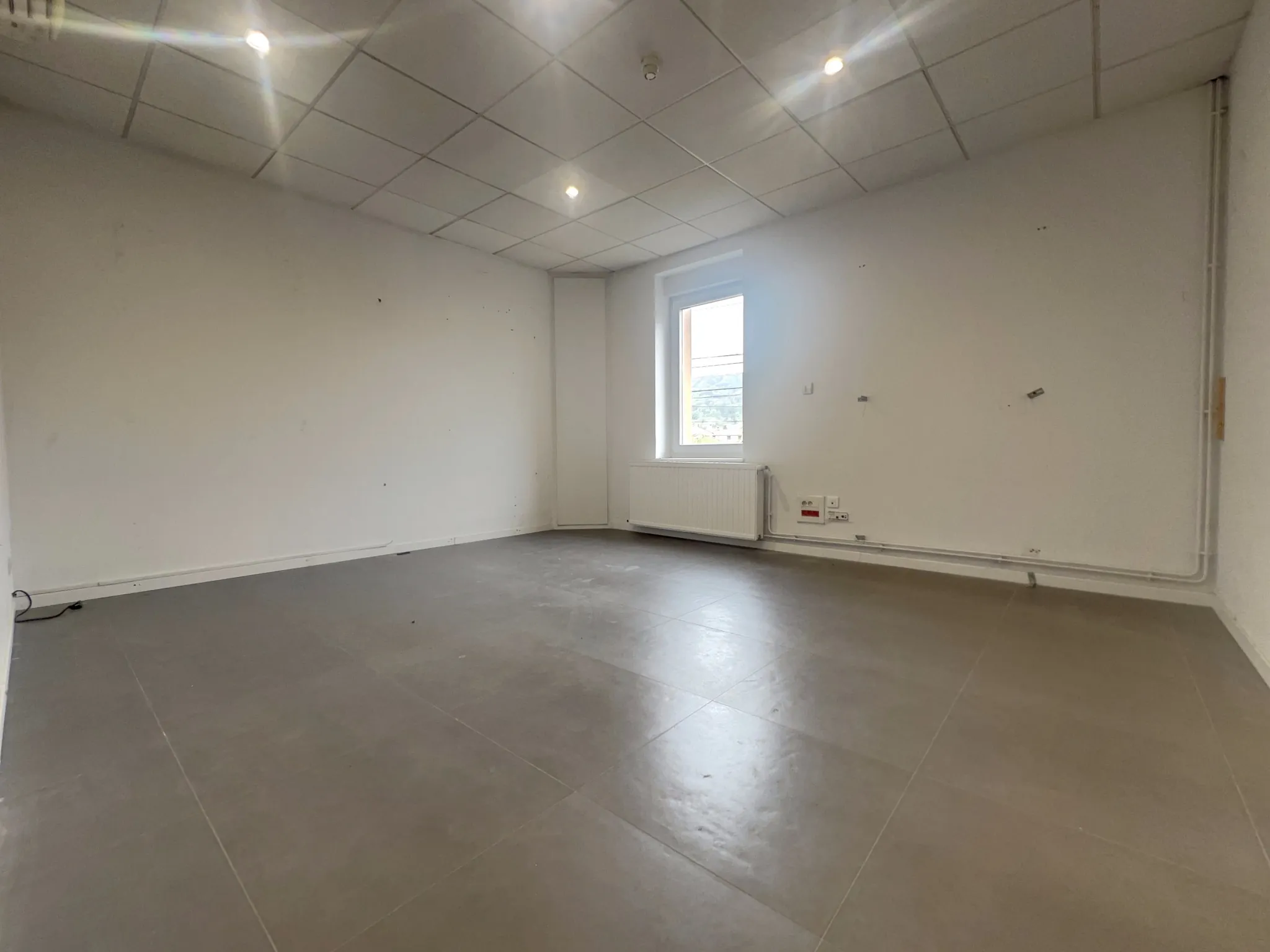 Local commercial avec appartement à Fameck, 73 m², grand vitrine et jardin privé 