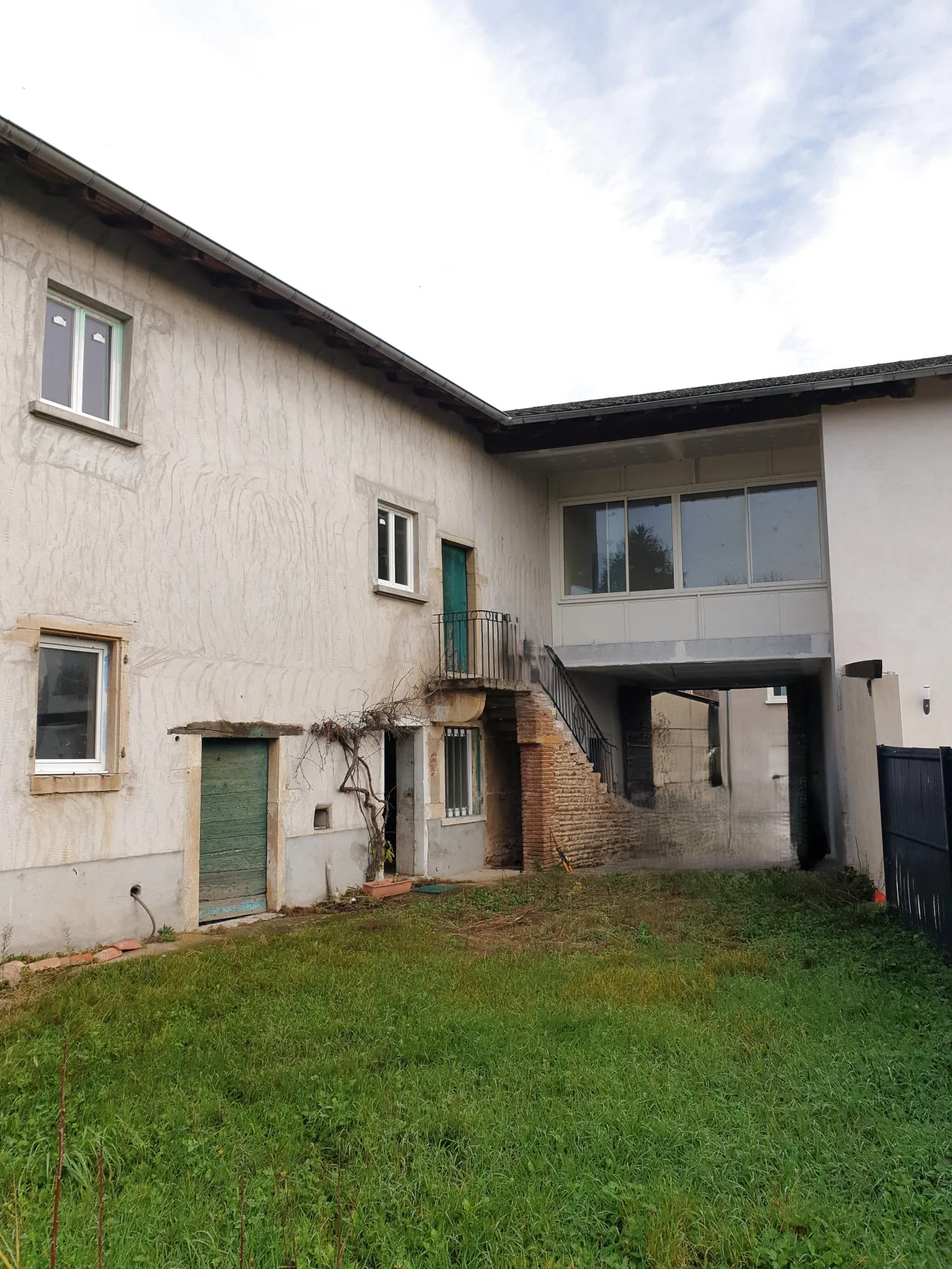 Maison à rénover de 163 m² à Misérieux avec jardin et cave 
