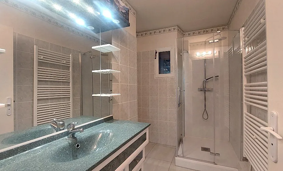 Appartement 77 m² avec balcon, garage et vue dégagée à Tarbes 