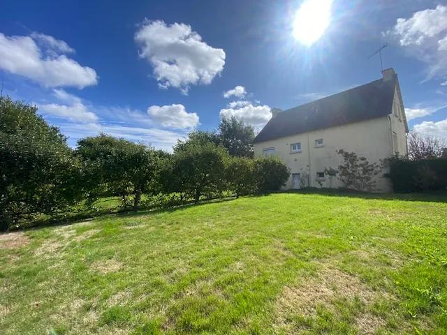 Maison à vendre à Quessoy en Bretagne avec jardin et potentiel de rénovation 
