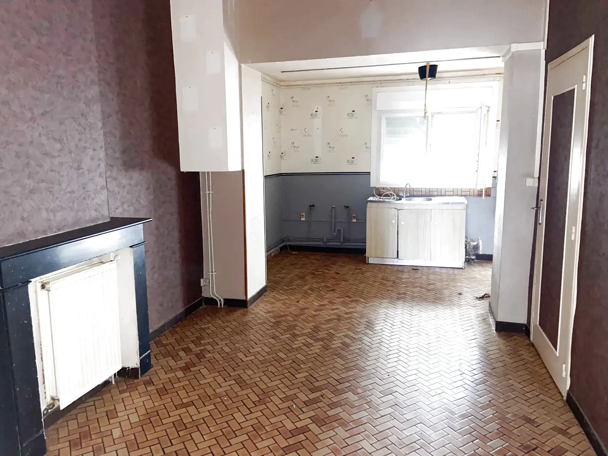 Maison à vendre à Jeumont avec 2 chambres, cour et grenier aménageable 