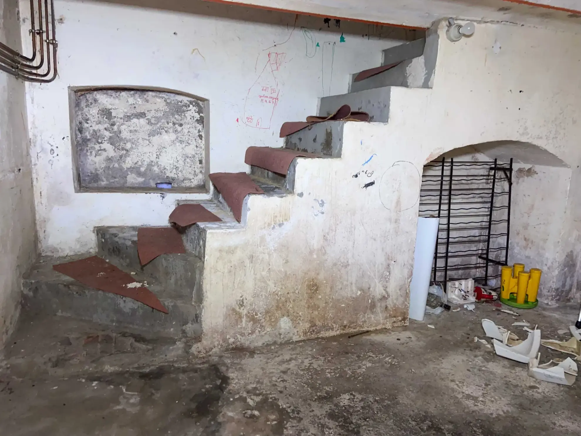 Maison à vendre à Jeumont avec 2 chambres, cour et grenier aménageable 