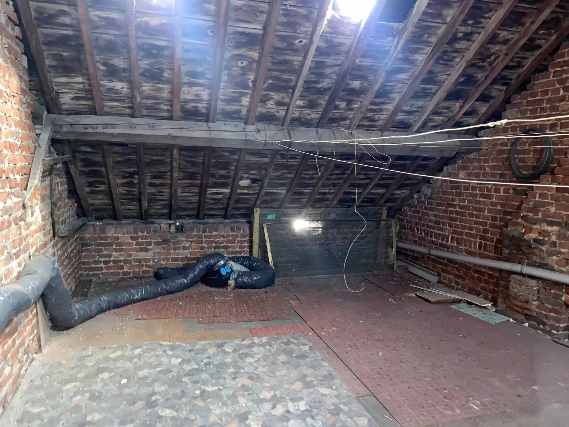 Maison à vendre à Jeumont avec 2 chambres, cour et grenier aménageable 