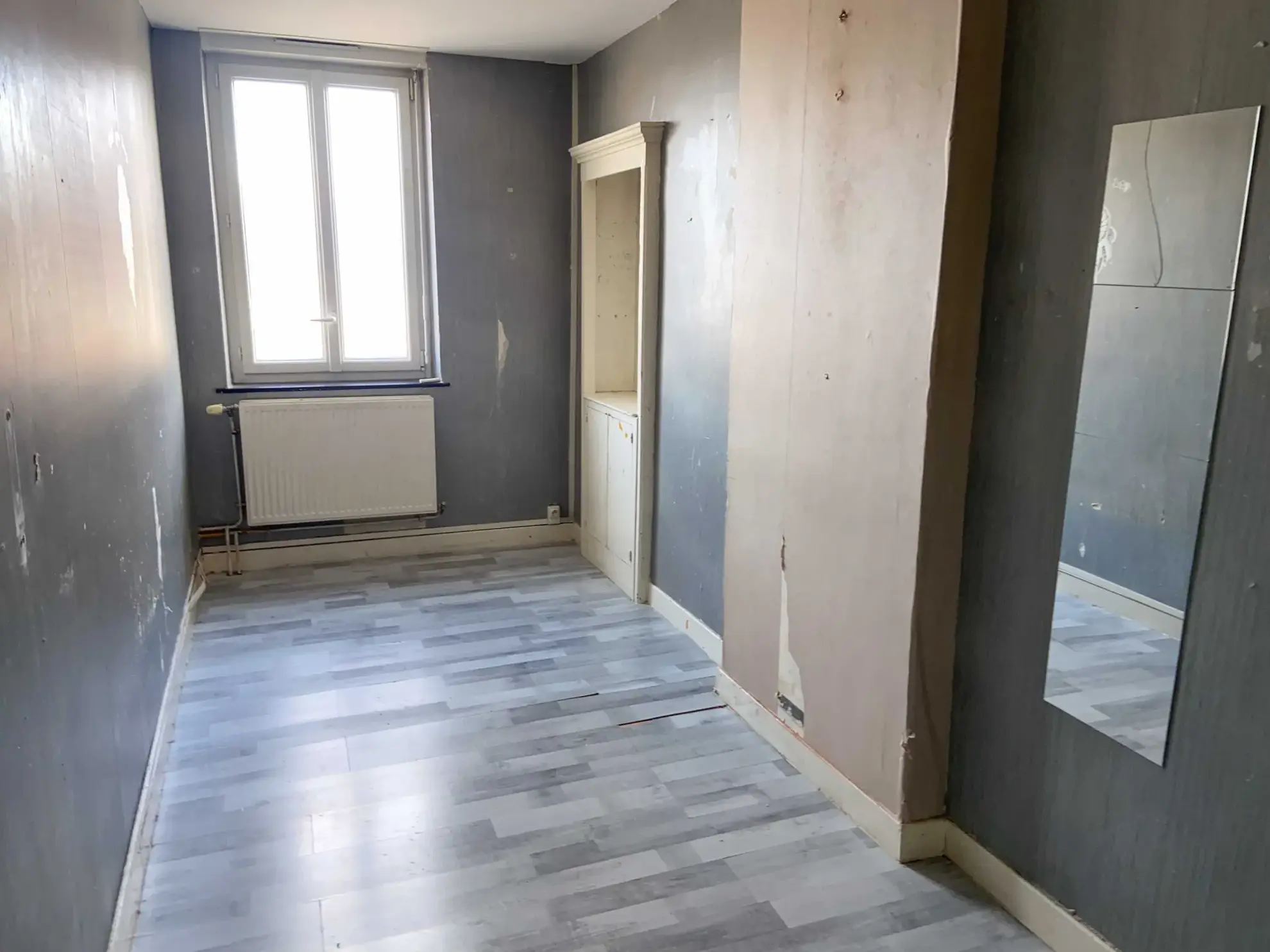 Maison à vendre à Jeumont avec 2 chambres, cour et grenier aménageable 