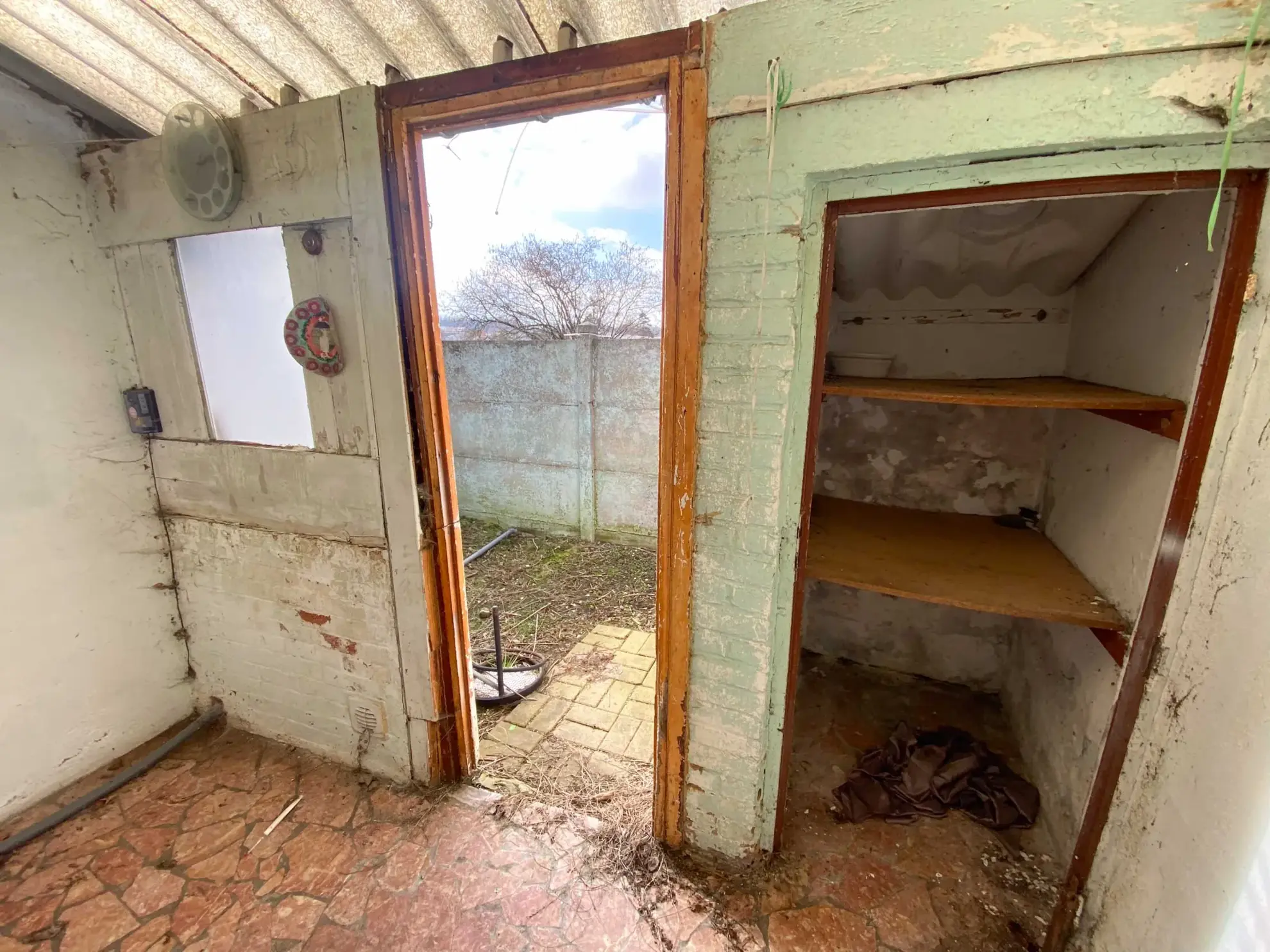 Maison à vendre à Jeumont avec 2 chambres, cour et grenier aménageable 