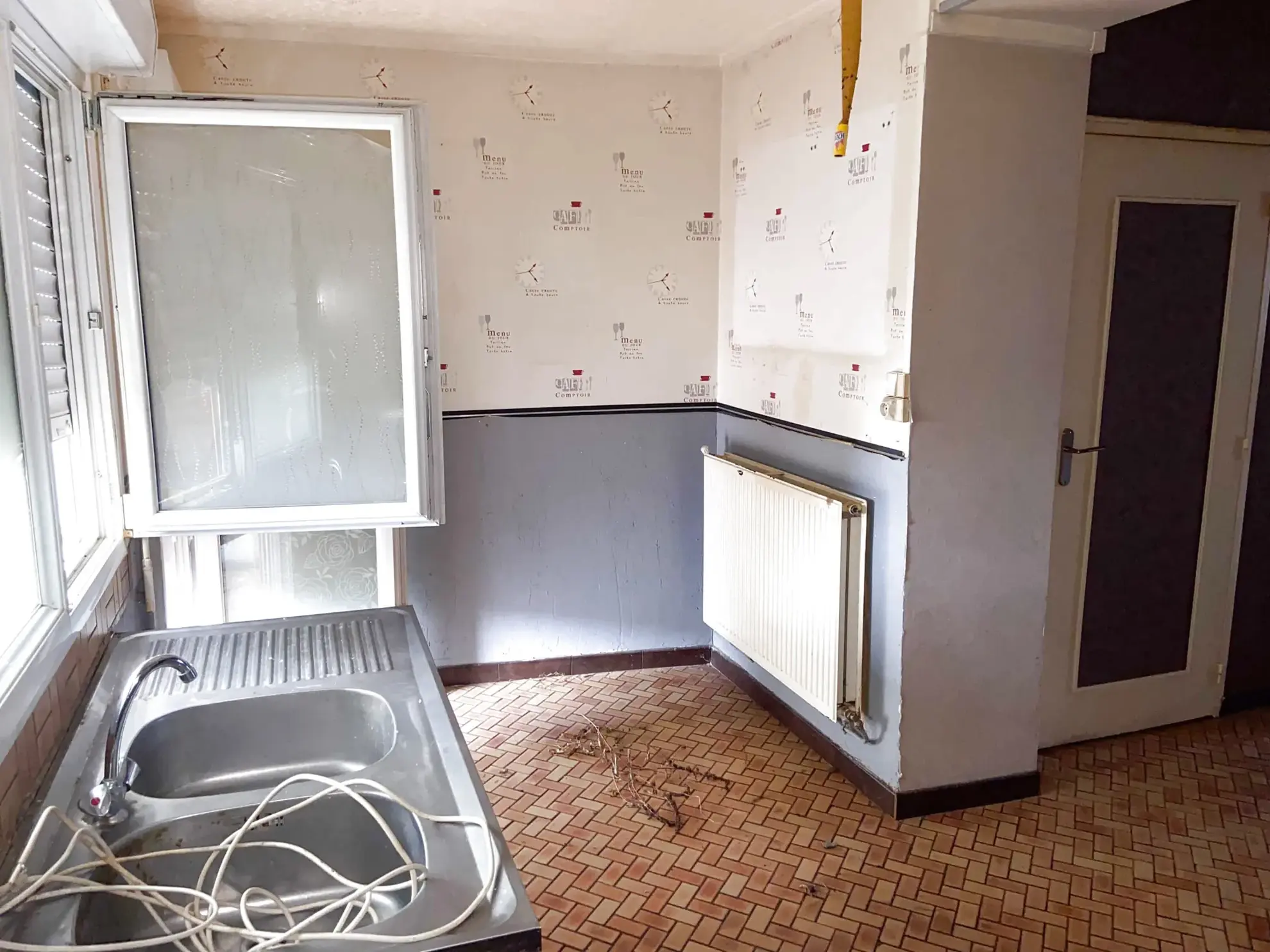 Maison à vendre à Jeumont avec 2 chambres, cour et grenier aménageable 