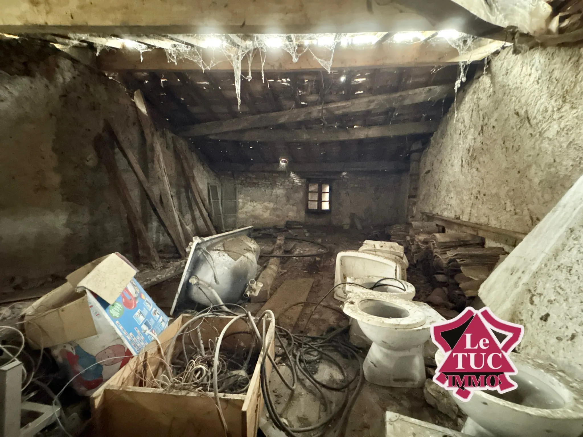 Maison en pierre à rénover à Penne d’Agenais, village recherché 