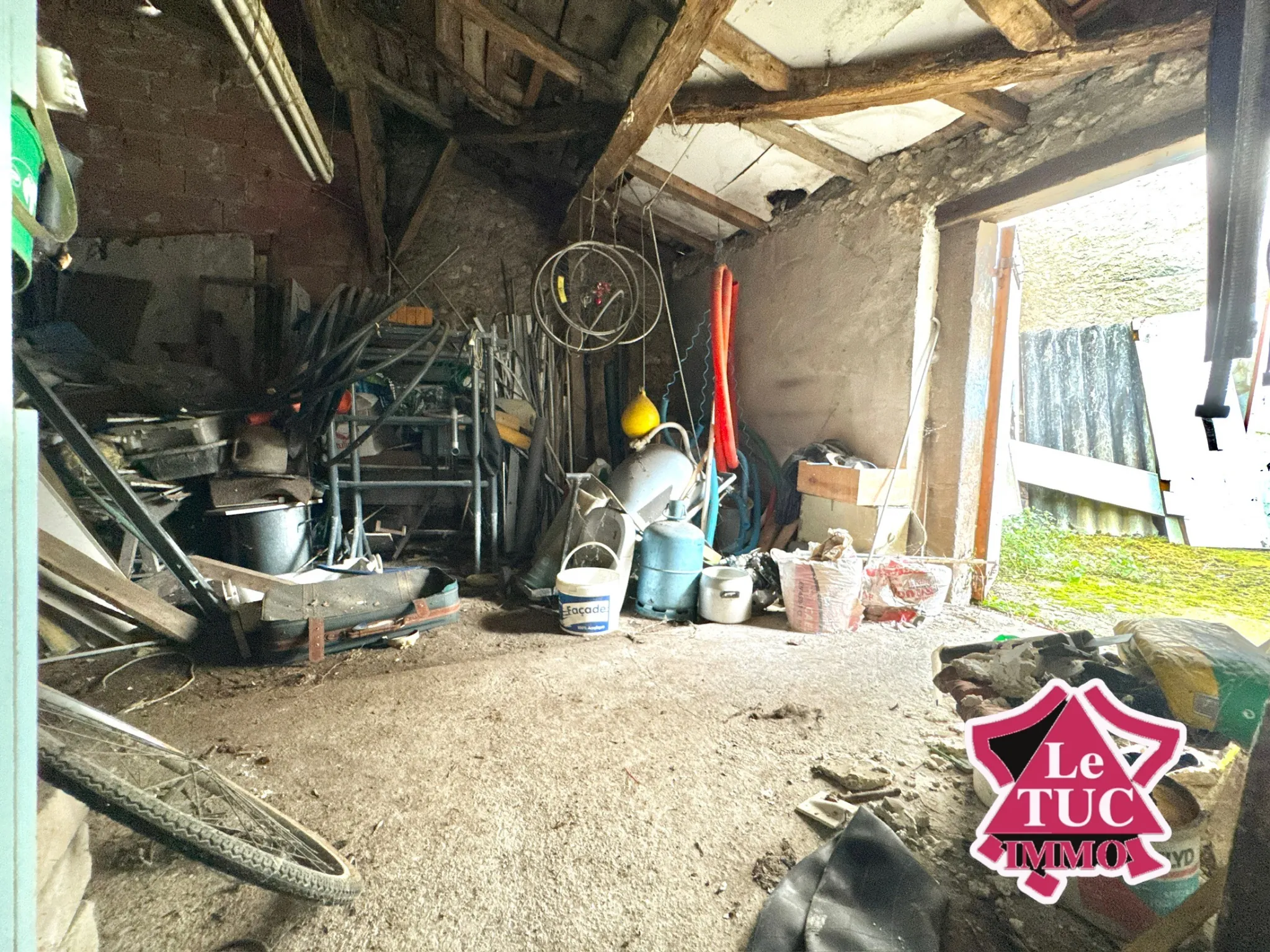 Maison en pierre à rénover à Penne d’Agenais, village recherché 