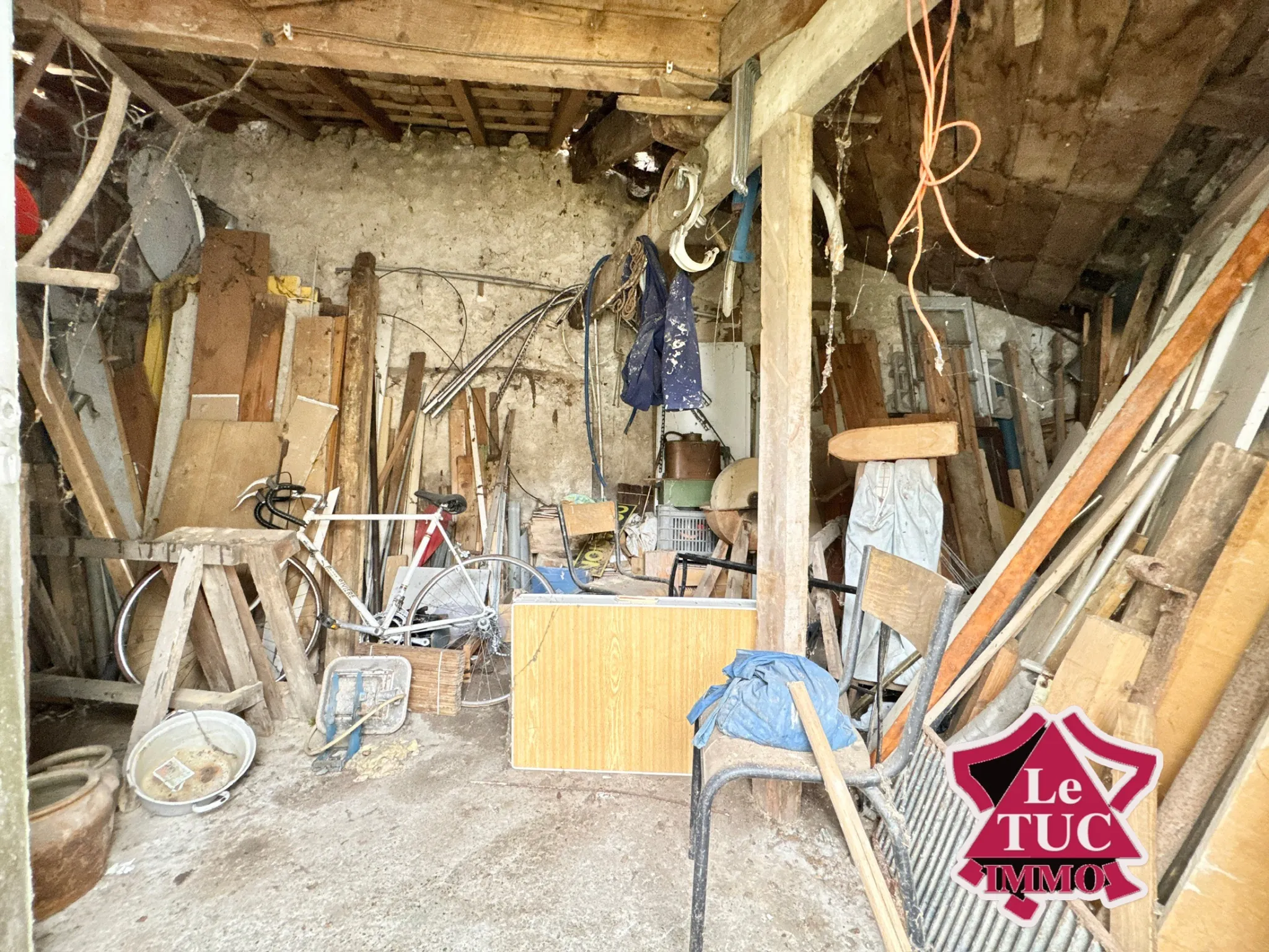 Maison en pierre à rénover à Penne d’Agenais, village recherché 