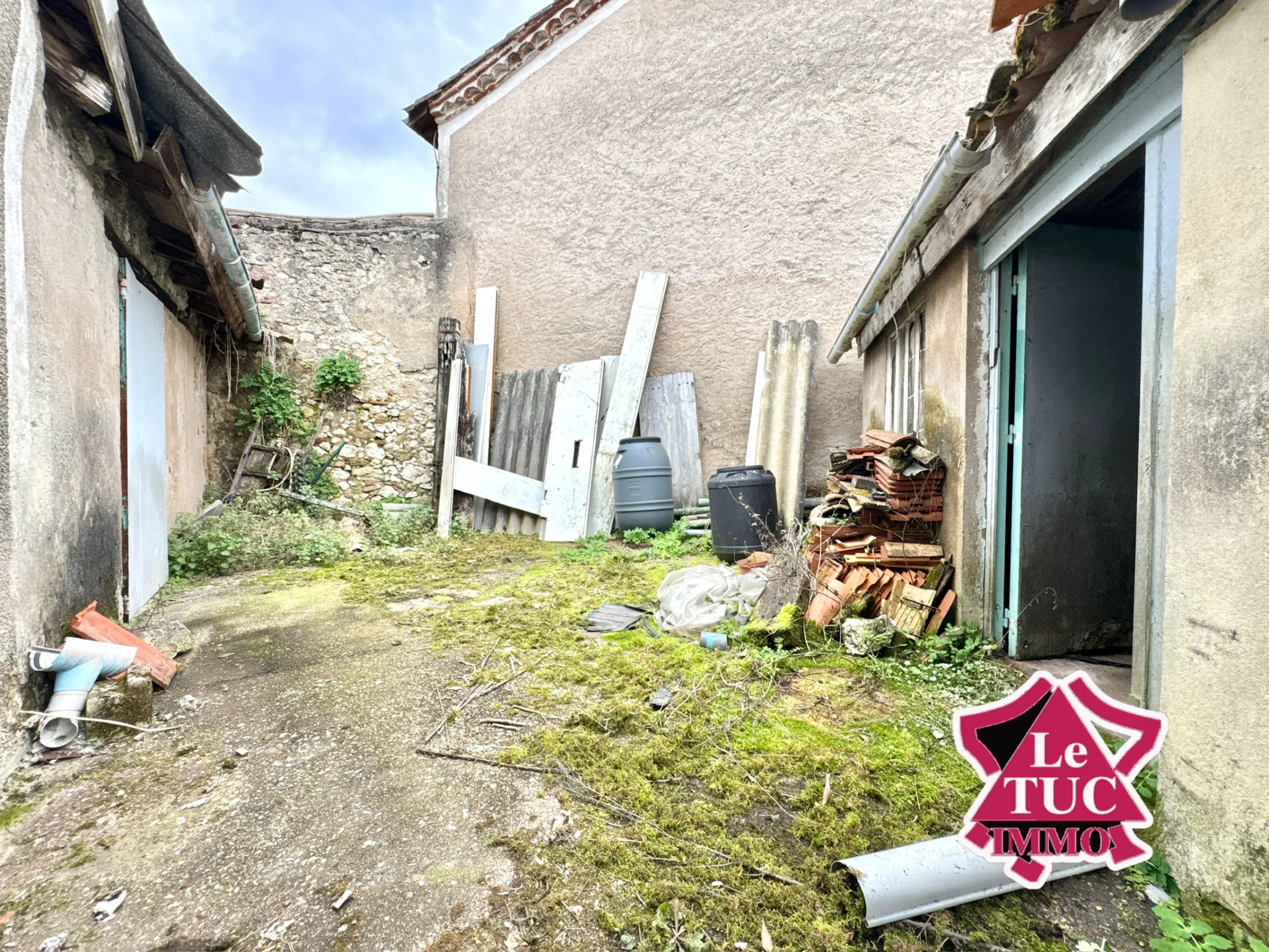 Maison en pierre à rénover à Penne d’Agenais, village recherché 