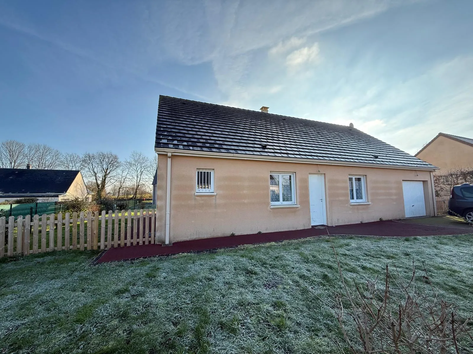 Maison de plain-pied à vendre à Saint-Pierre-des-Nids avec garage et locataire 